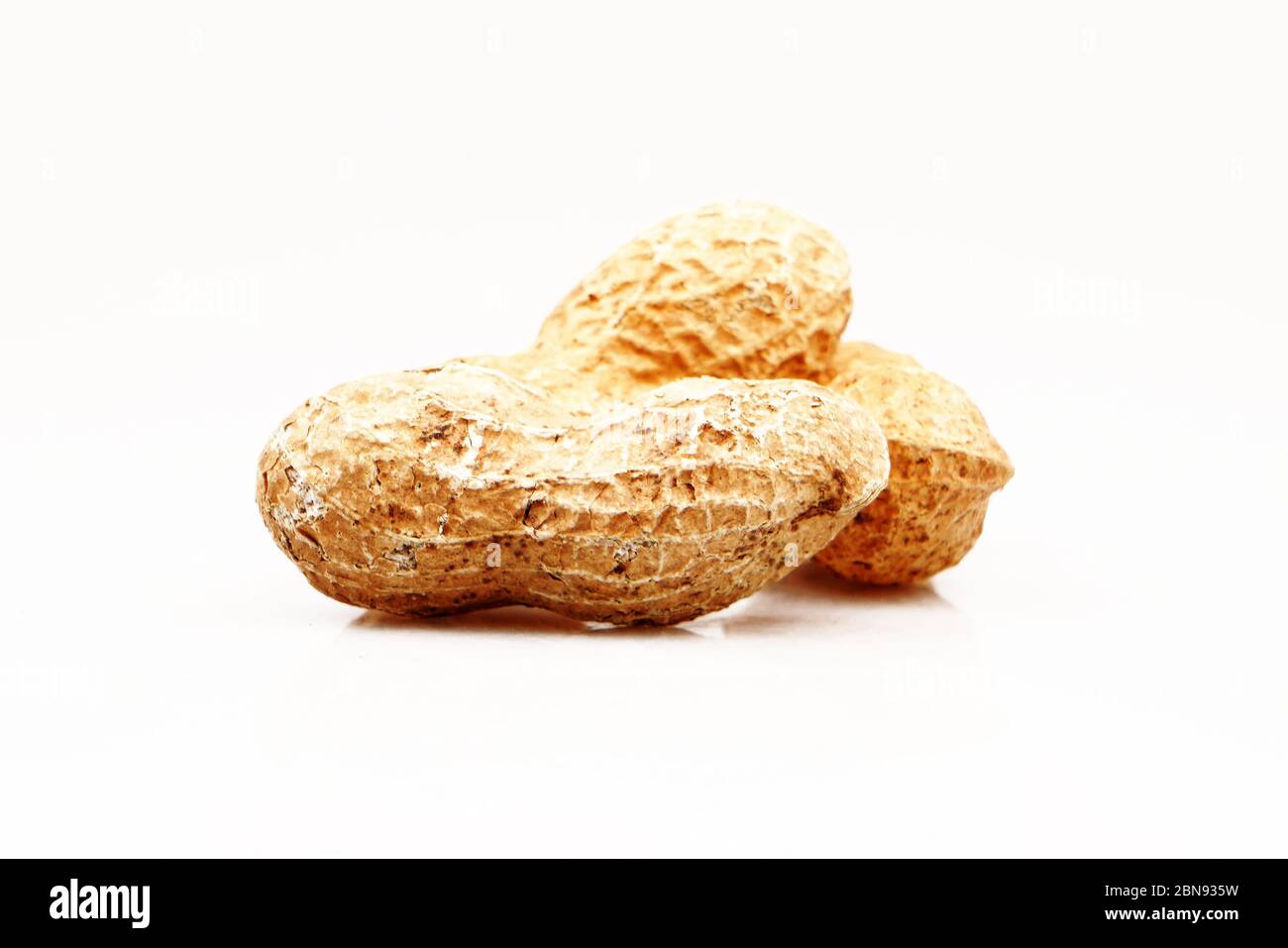 Organische und frische Zusammensetzung aus Erdnüssen auf weißem, isoliertem Hintergrund Stockfoto