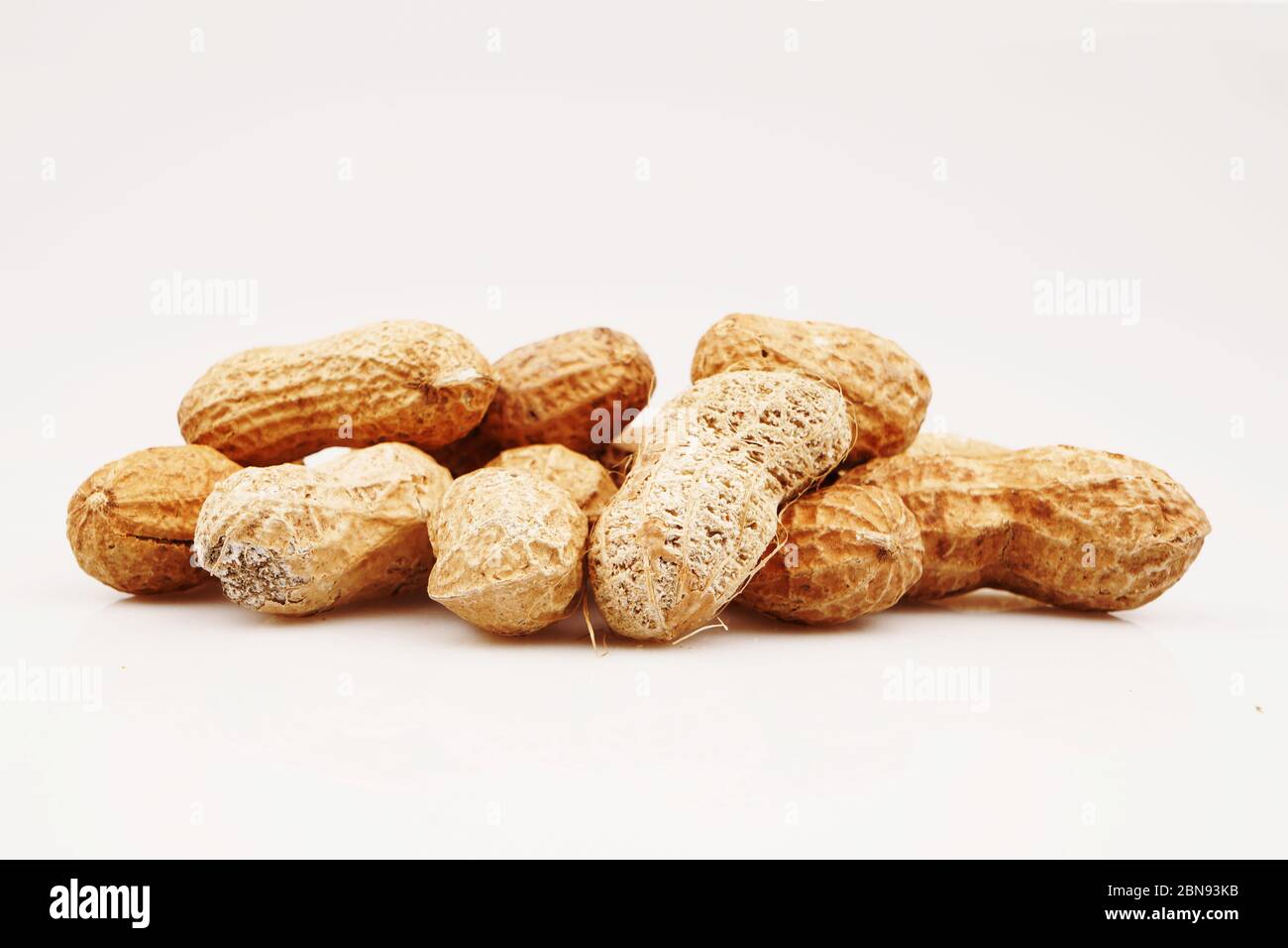 Bio und frisch geschälte Erdnüsse. Vorderansicht Stockfoto