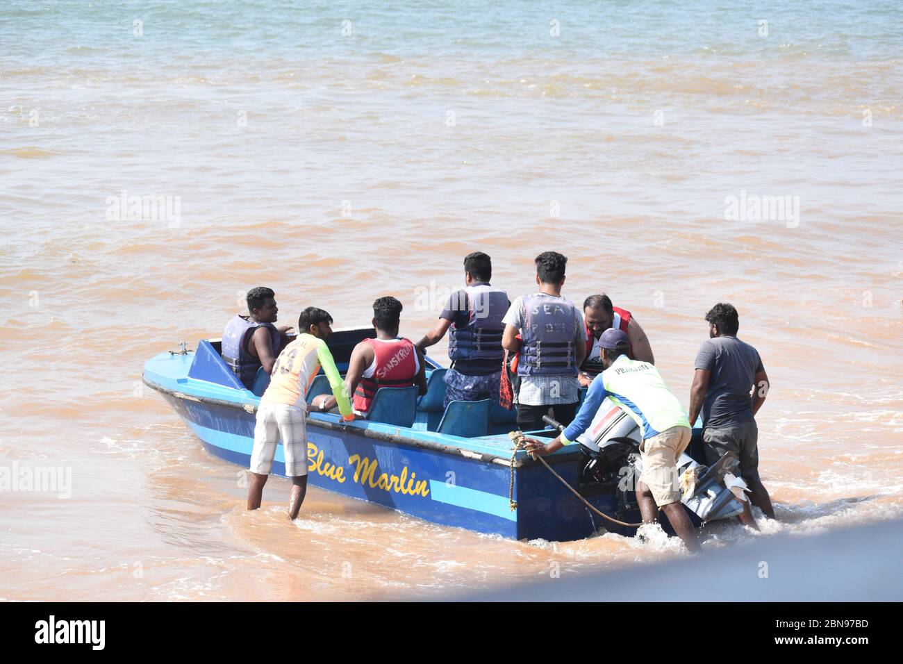 Menschen bereit, für eine Fahrt in Schnellboot in Anjuna Beach, Goa, Indien zu gehen.14.12.2020. Stockfoto