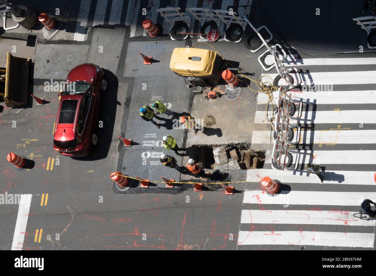 Handwerker, die an einer New York City Street, USA arbeiten Stockfoto