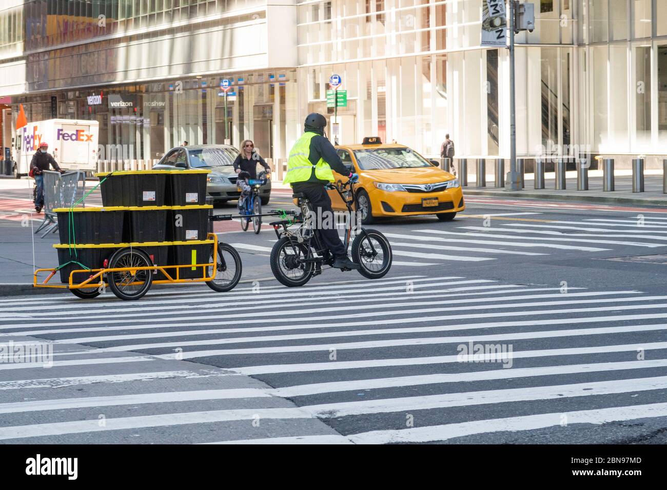 Whole Foods Market setzt Carla Cargo Anhänger mit E-Bike für die Lebensmittellieferung in Midtown Manhattan während der COVID-19 Pandemie in New York City, USA ein Stockfoto