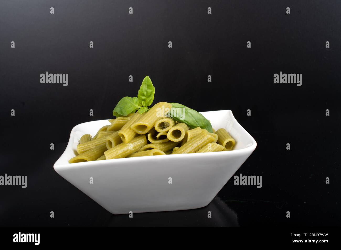 Glutenfreie, frisch gekochte Penne-Pasta aus grünen Erbsen auf ...