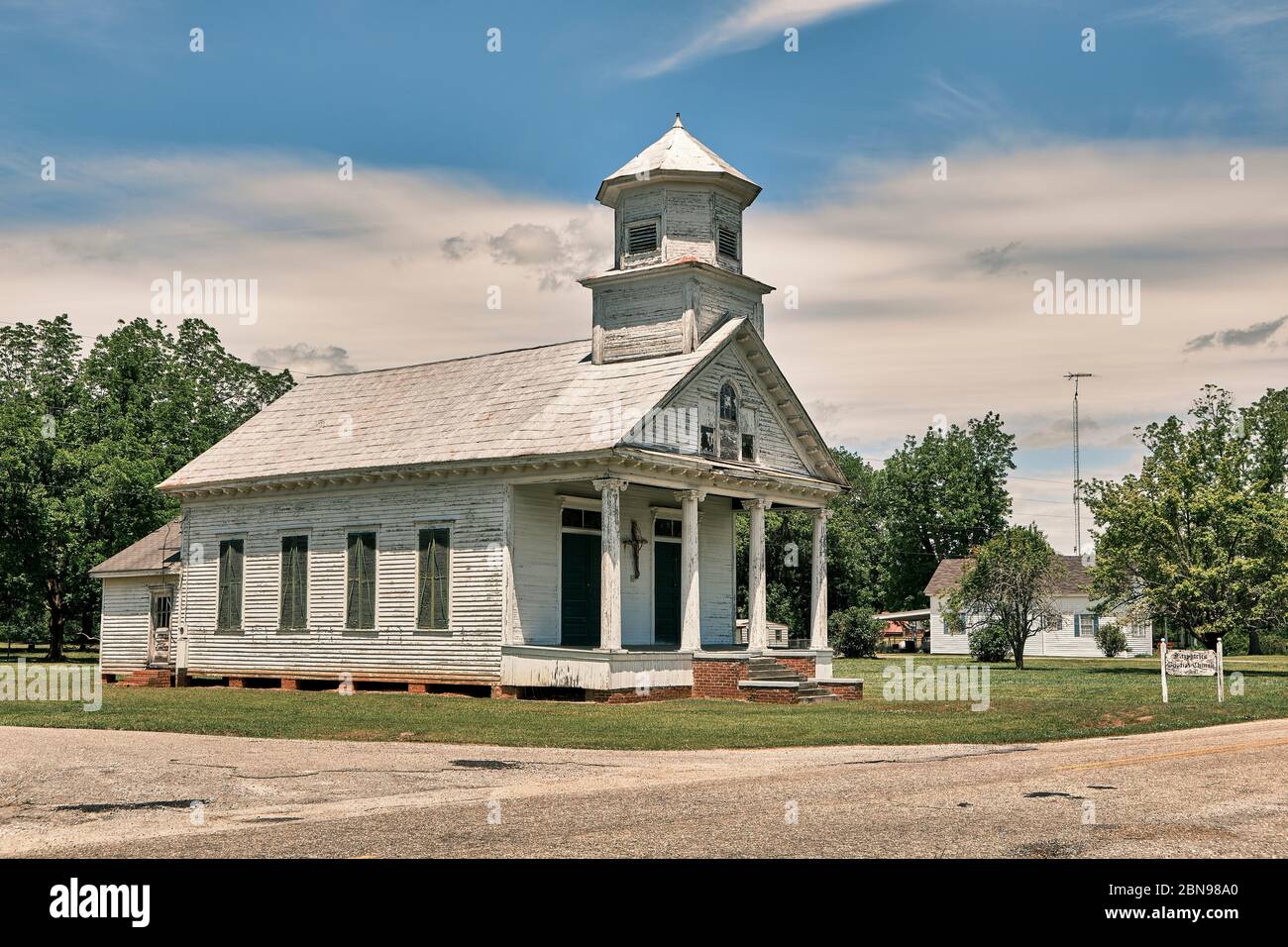 Kleines weißes baptistenkirchenkirche mit zwei Türen, weiß in Farbe, in Fitzpatrick Alabama, USA. Stockfoto