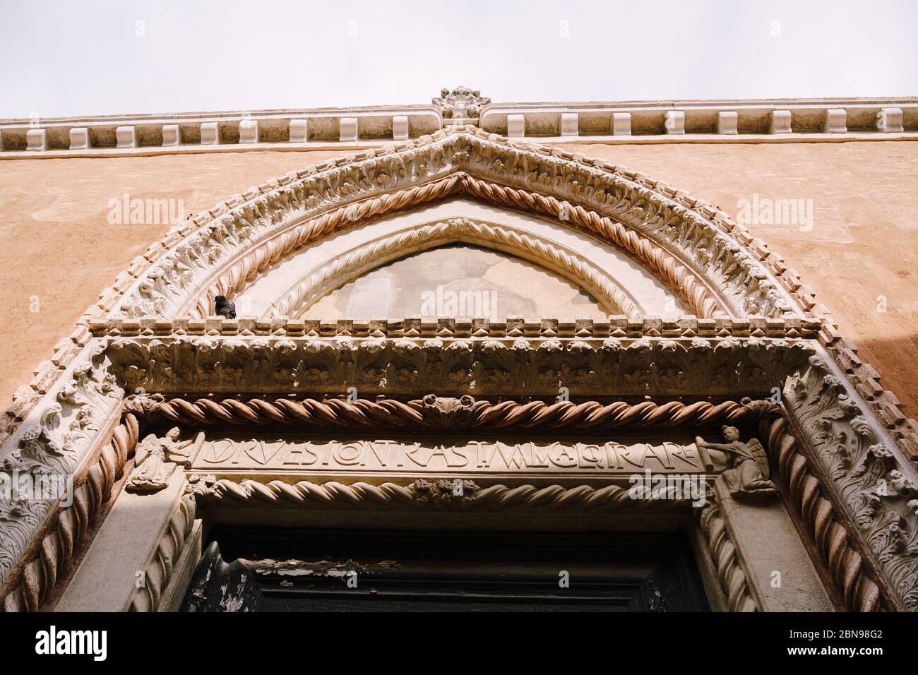 Steinspiralmuster über dem Eingang, Flachrelief im Design der venezianischen Tür in Venedig, Italien. Stockfoto