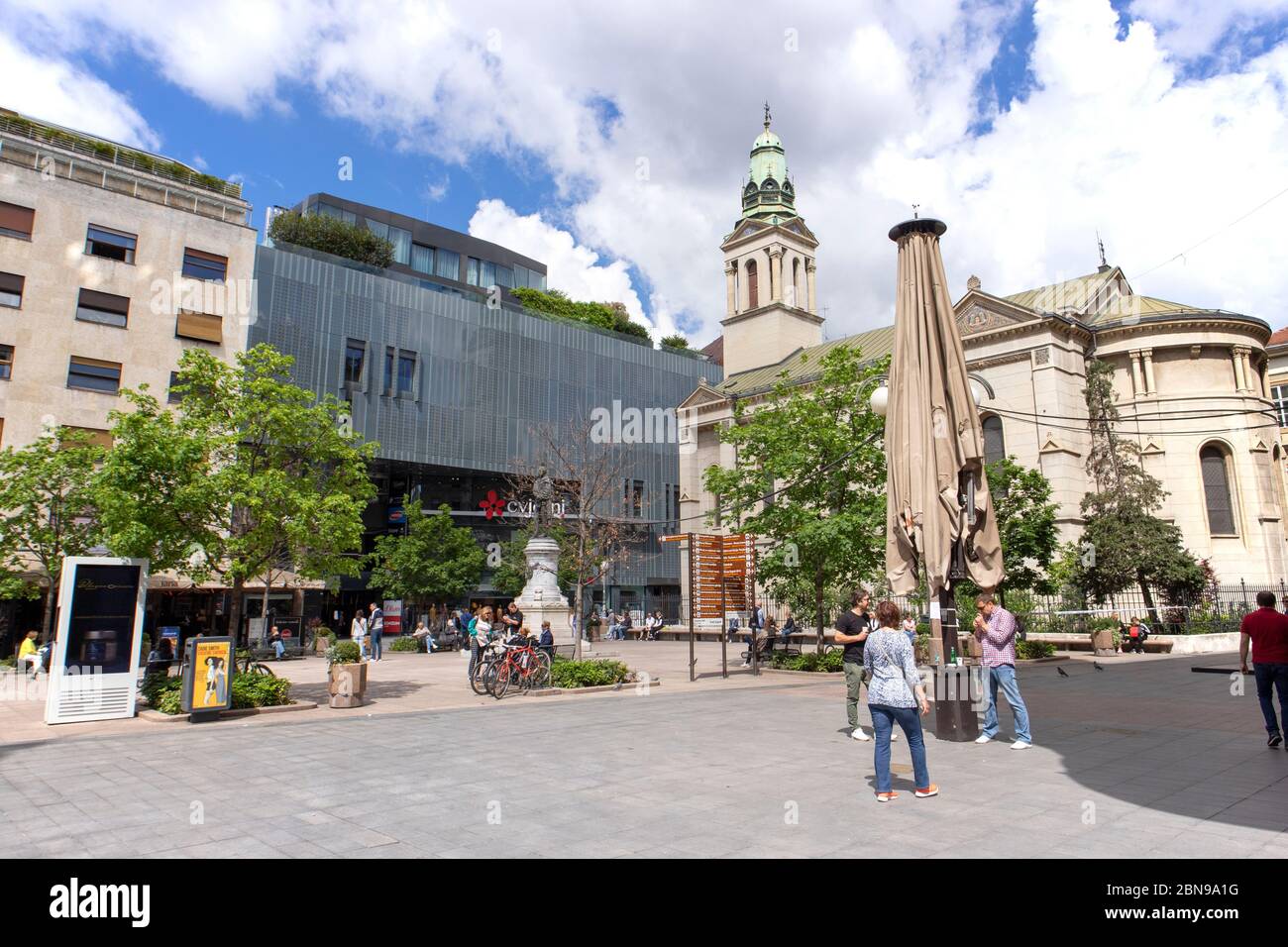 Das Leben wieder normal und Menschen sammeln sich in öffentlichen Räumen in Zagreb Stadt, wie Kroatien erleichtert Corona Virus restriktive Maßnahmen, die Beendigung der Sperre Stockfoto