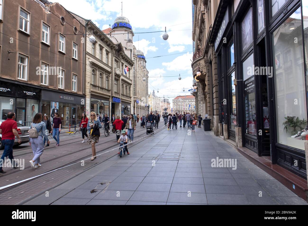 Zagreb/Kroatien-2.Mai 2020: Menschen, die wieder auf die Straße kommen, weil Kroatien restriktive Maßnahmen gegen Corona-Viren erleichtert Stockfoto