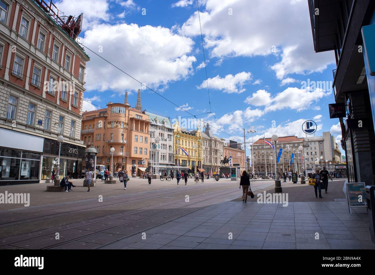 Zagreb/Kroatien-Hauptplatz wieder voll von Menschen, da Kroatien Corona-Virus restriktive Maßnahmen und Sperre zu Ende geht Stockfoto