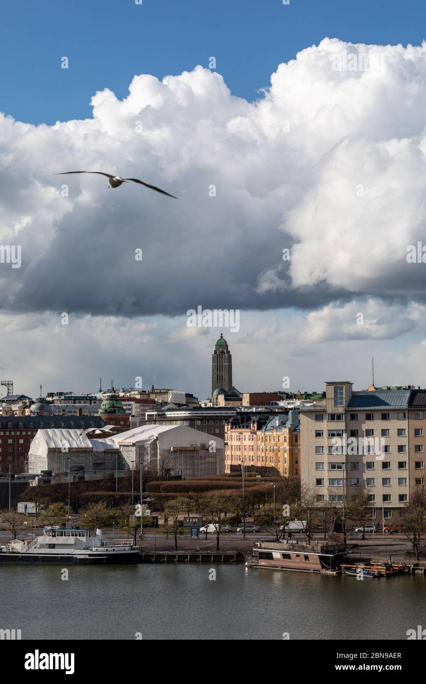 Engelsblick auf den Stadtteil Hakaniemi mit fliegender Möwe vor dem Hotel und Kallio-Kirche im Hintergrund in Helsinki, Finnland Stockfoto