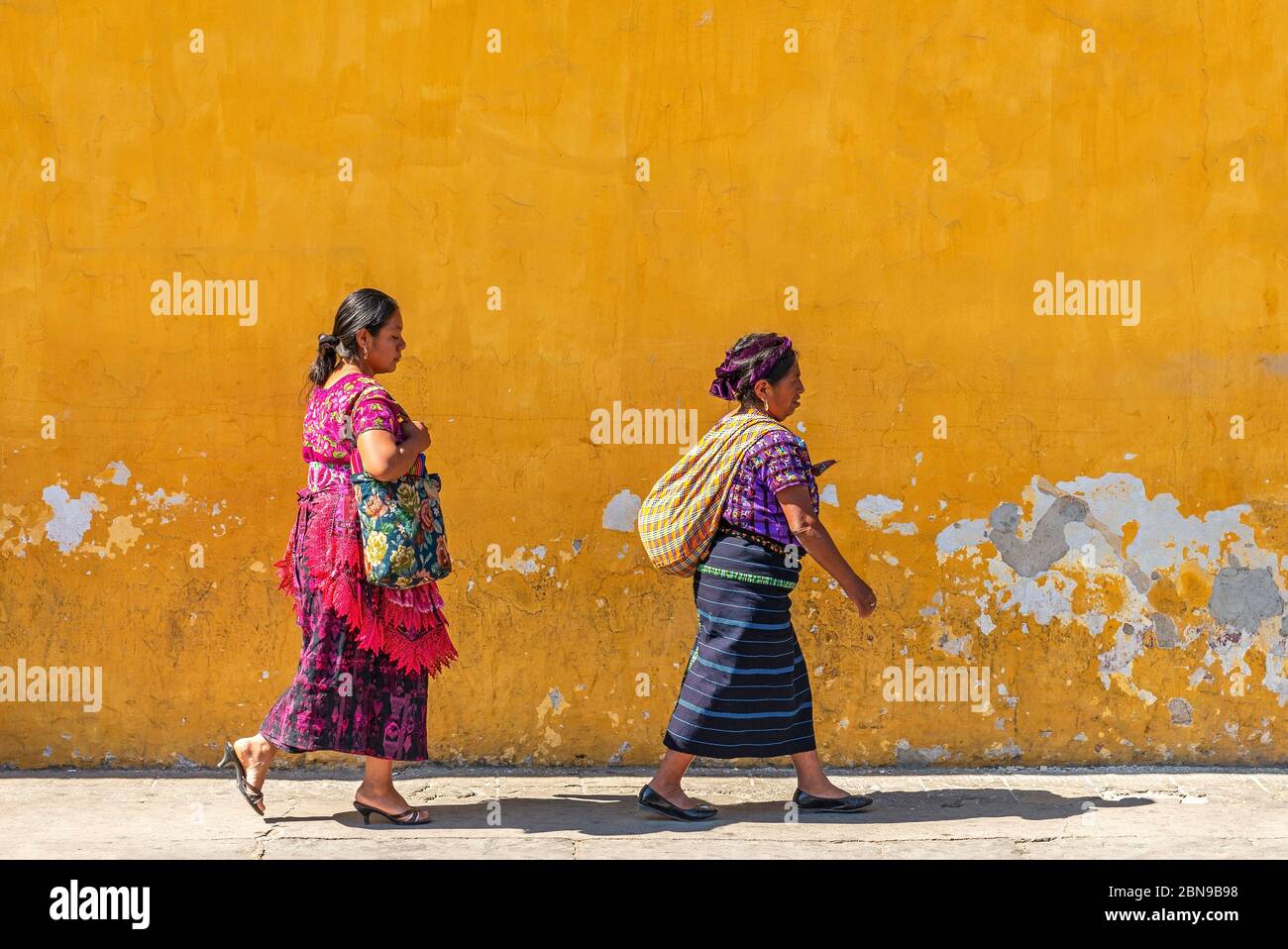 Indigene Maya-Frauen in traditioneller Kleidung in der Nähe des Kunsthandwerksmarktes von Antigua, Guatemala. Stockfoto