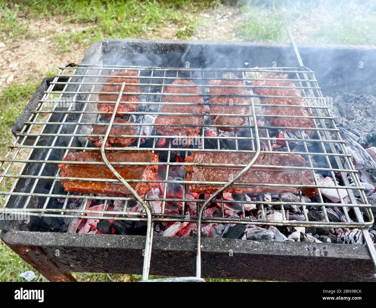 Leckeres gegrilltes Fleisch auf dem Grill - Türkische Wurst 'Sucuk' auf dem  mangal in der Natur. Picknick. Nahaufnahme Stockfotografie - Alamy