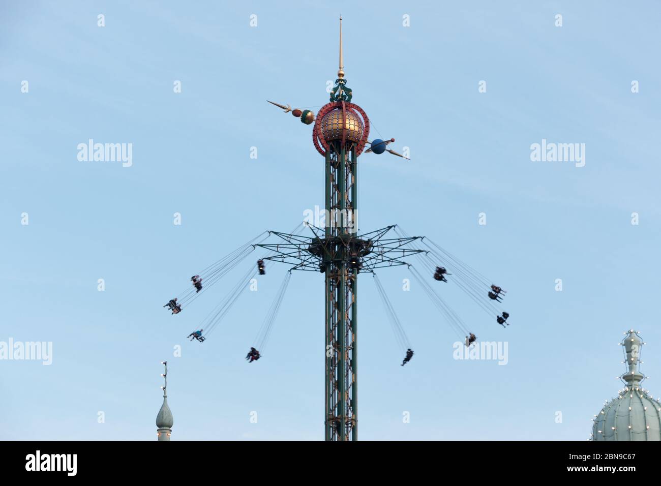 Kopenhagen, Dänemark - 22. August 2019: Vergnügungspark Karussell an der Spitze mit Menschen genießen die Attraktion in Kopenhagens Tivoli Park Stockfoto
