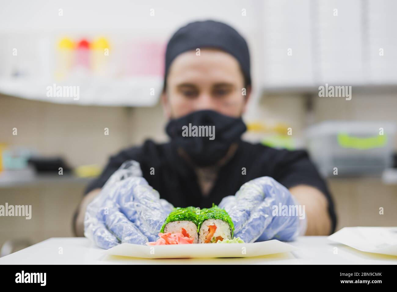 Vegane Sushi-Brötchen in der kommerziellen Take Away Food Küche. Fastfood, Mahlzeiten mit Liefervorbereitung, Beruf und Geschäftsbild Stockfoto
