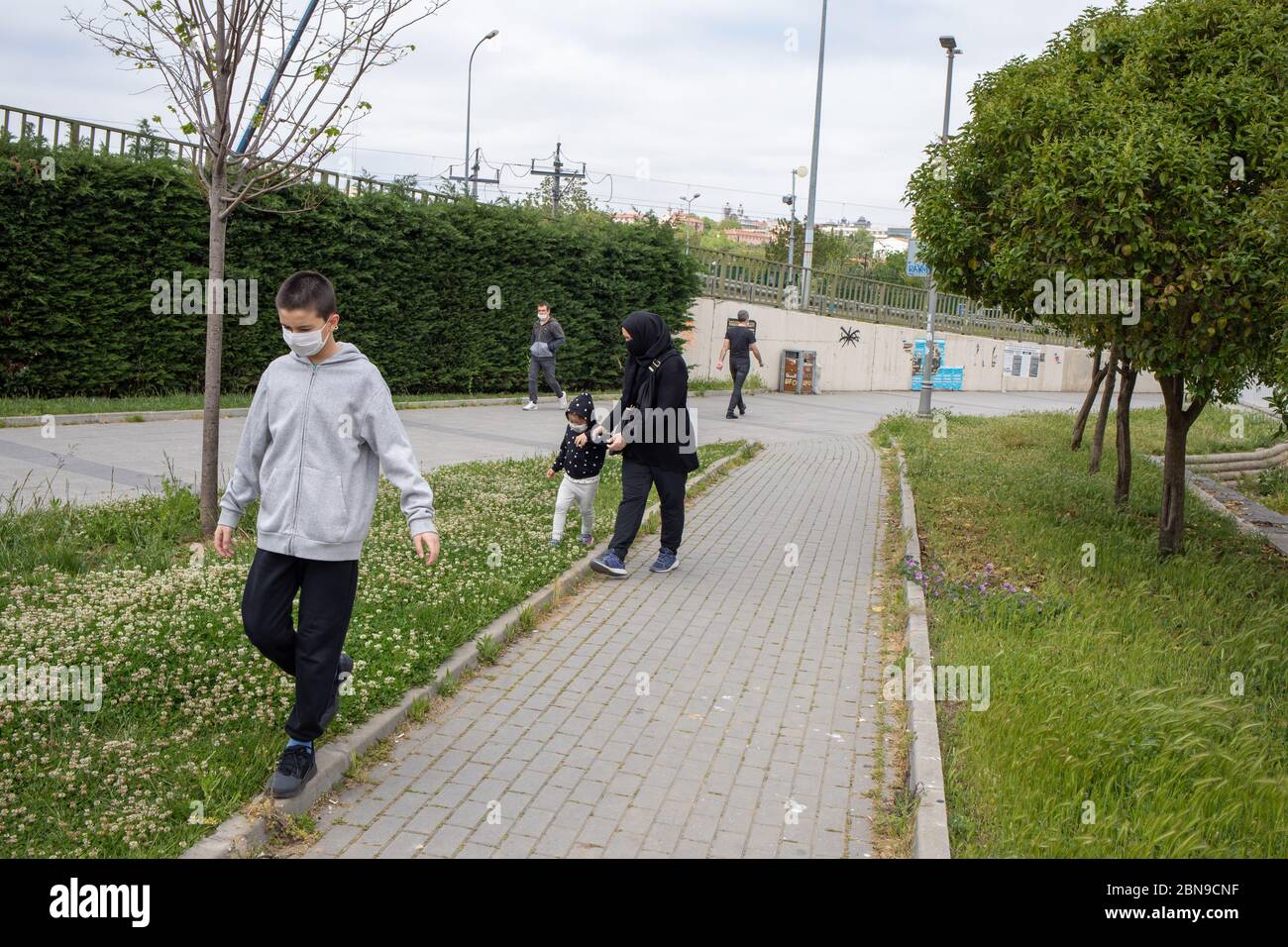 Die Kinder luden mit ihren Familien an der Uskudar-Küste an der Bosporus-Küste frische Luft. Stockfoto