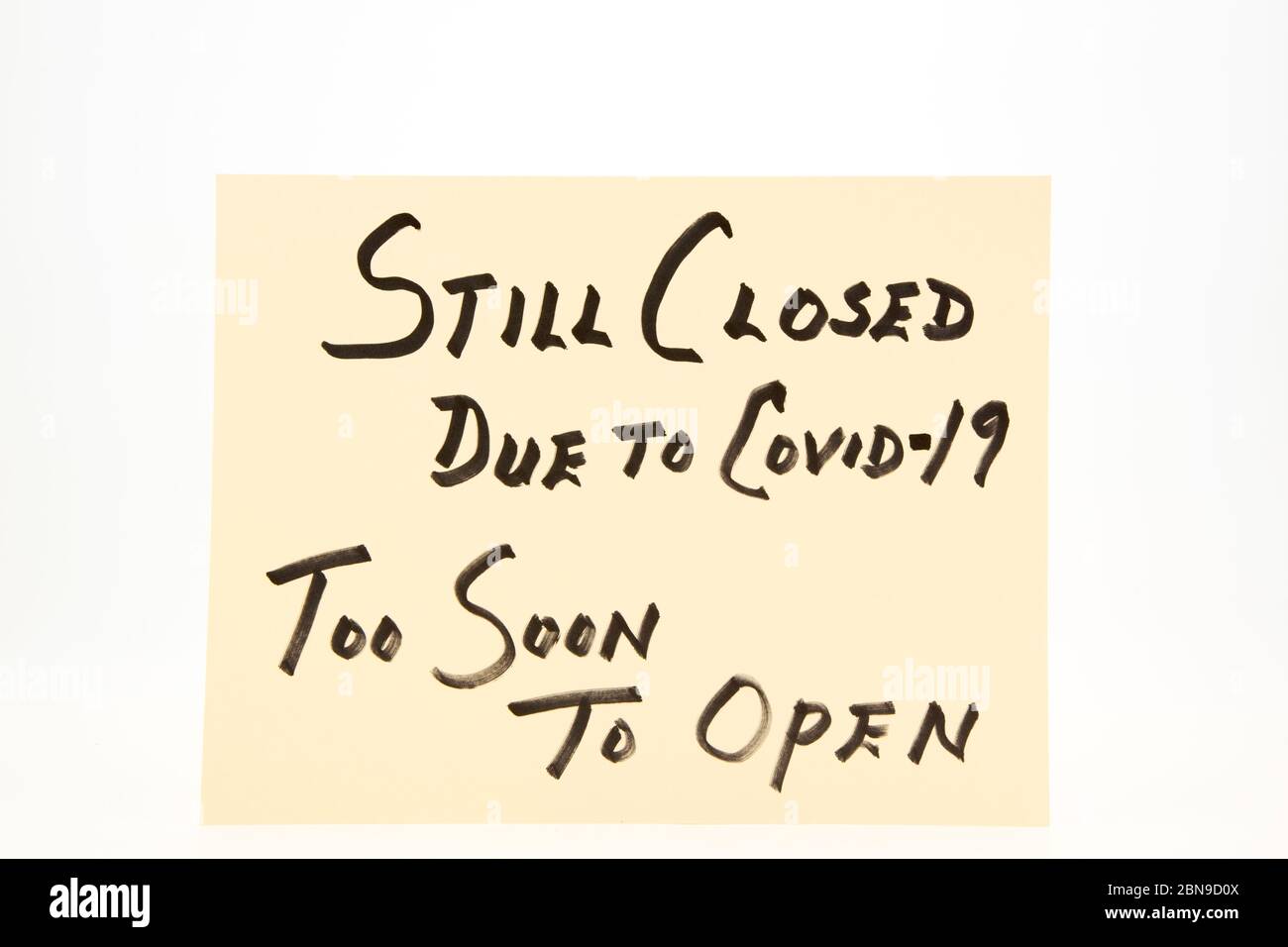 Geschlossen wegen Covid 19 und zu früh, um Schild für Coronavirus Business Shutdown zu öffnen Stockfoto