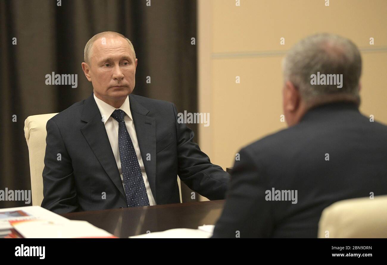 Der russische Präsident Wladimir Putin, hält ein Treffen von Angesicht zu Angesicht mit Rosneft CEO Igor Sechin, um die Situation in der Öl- und Gasindustrie während der COVID-19, Coronavirus Pandemie aus seinem Büro in der Novo-Ogaryovo Staatssitz 12. Mai 2020 außerhalb von Moskau, Russland zu diskutieren. Stockfoto