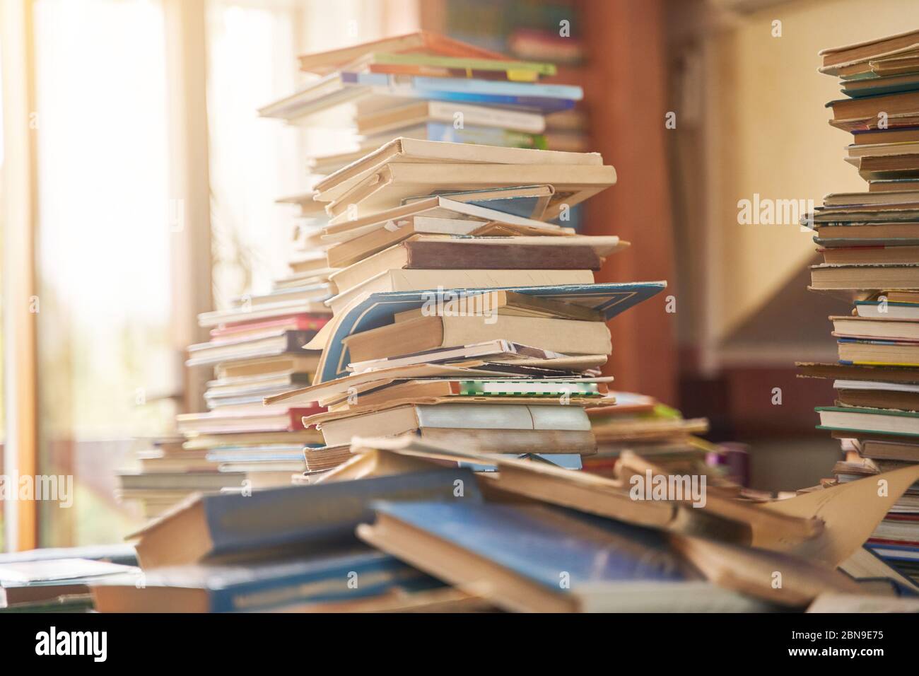 Haufen alter Bücher auf dem Tisch Stockfoto