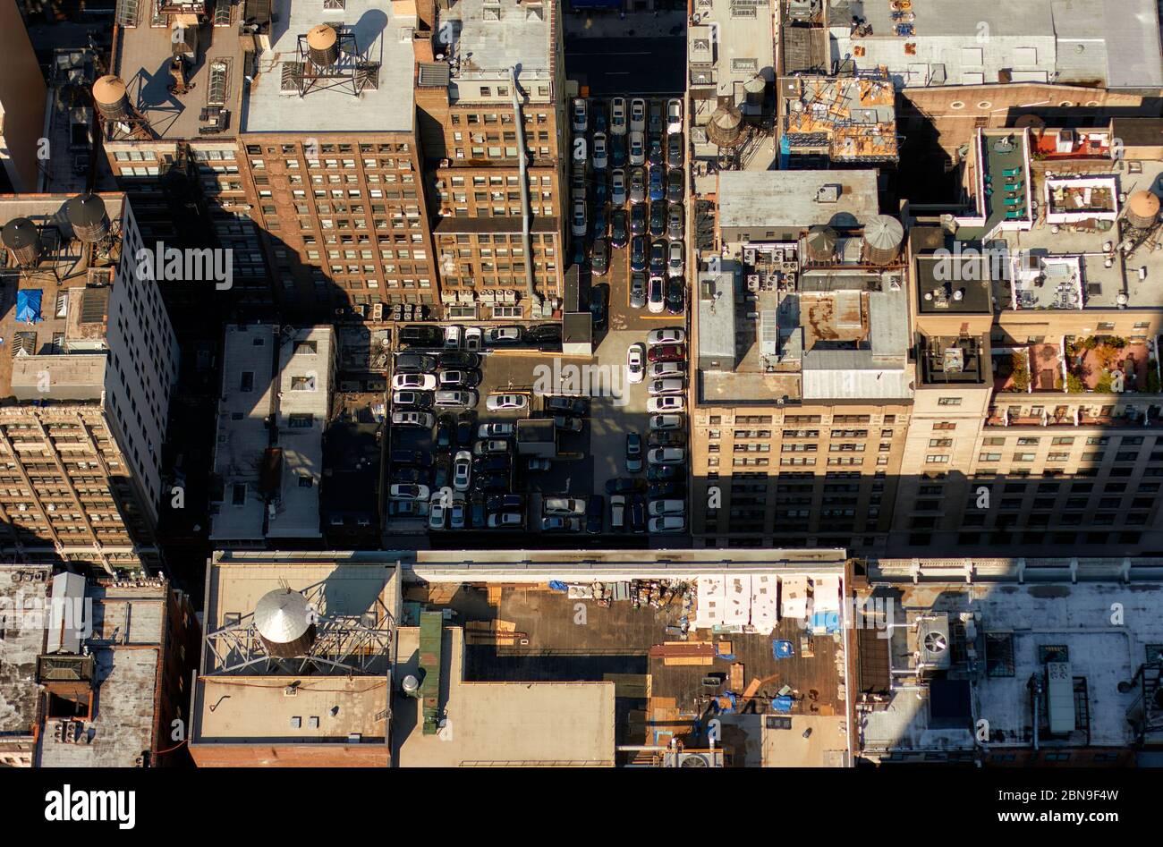 Blick von oben auf die Autos auf dem Parkplatz in New York. Blick von den Wolkenkratzern auf die Straßen von New York City. Problem mit dem Parken Stockfoto