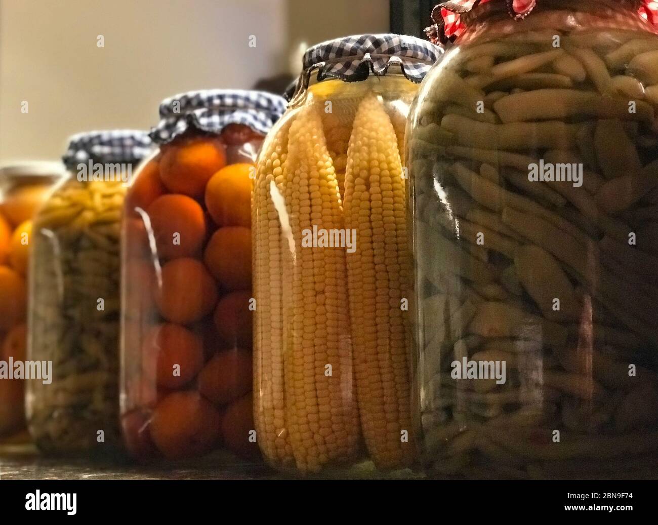 Gläser eingelegtes mariniertes gesalzenes Gemüse Konfitüre Stockfoto