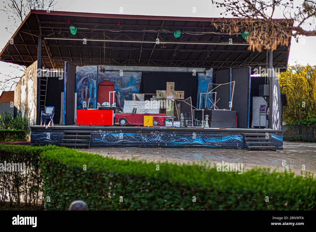 Verwaiste Theaterbühne. Verlassene touristische Einrichtungen in der Türkei Stockfoto