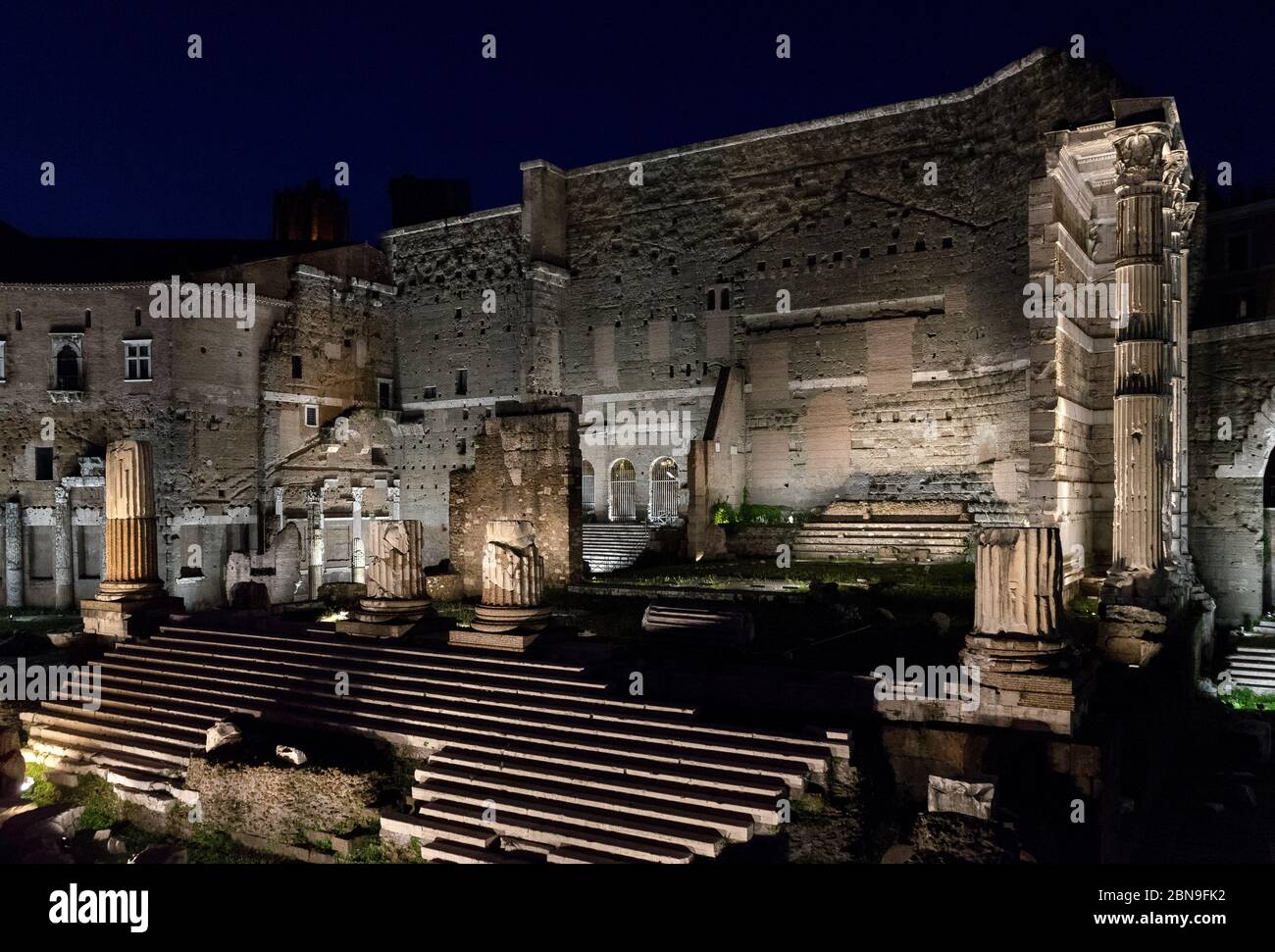 Imperial Forums, Rom, Italien: Tempel des Mars Ultore bei Nacht mit künstlicher Beleuchtung Stockfoto