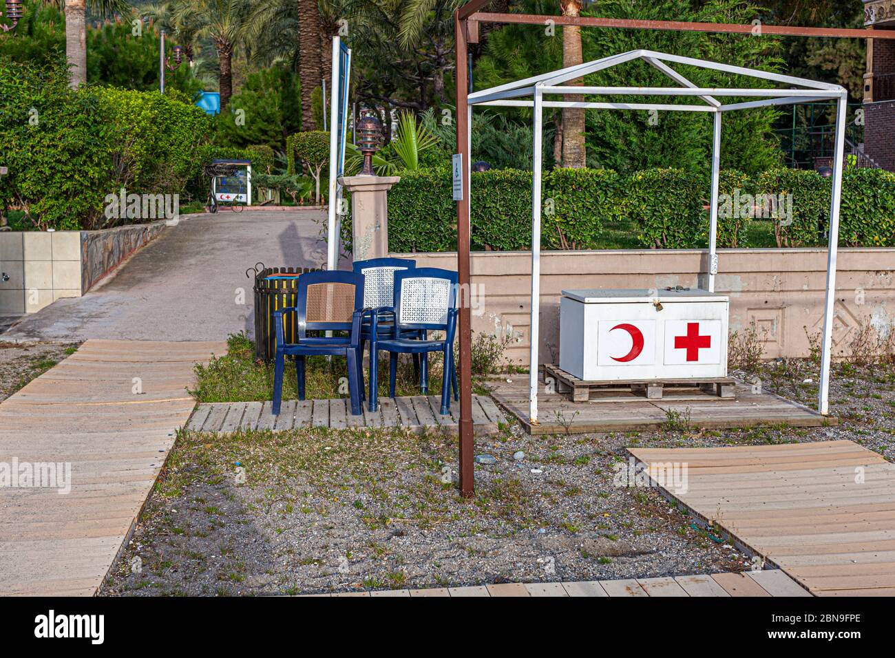Rotes Kreuz - Rotes Halbmond. Verlassene touristische Einrichtungen in der Türkei Stockfoto