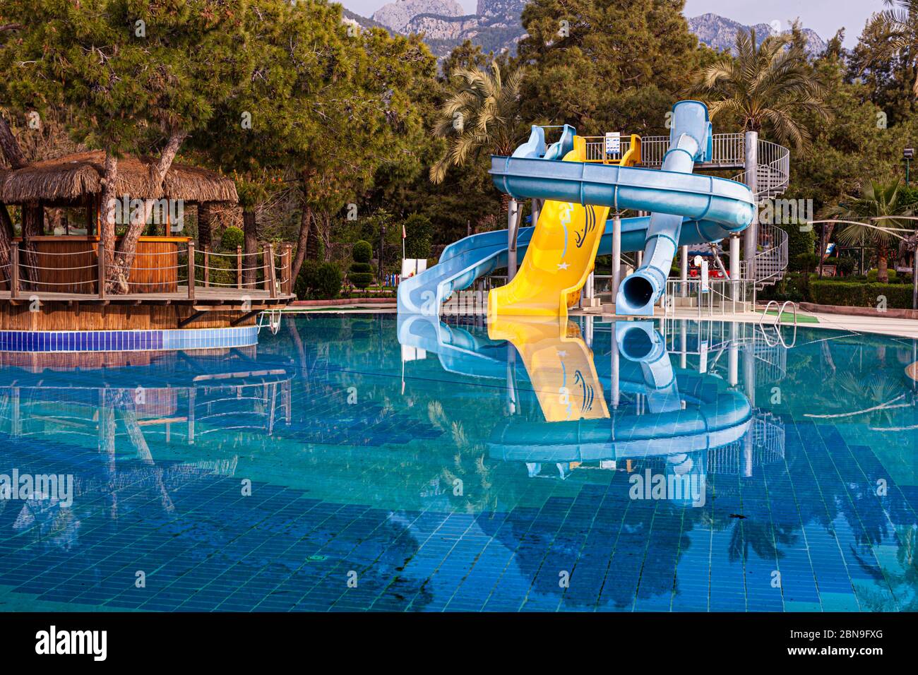 Verlassene Touristeneinrichtungen. Rutsche oder Rutsche im Schwimmbad, Türkei Stockfoto