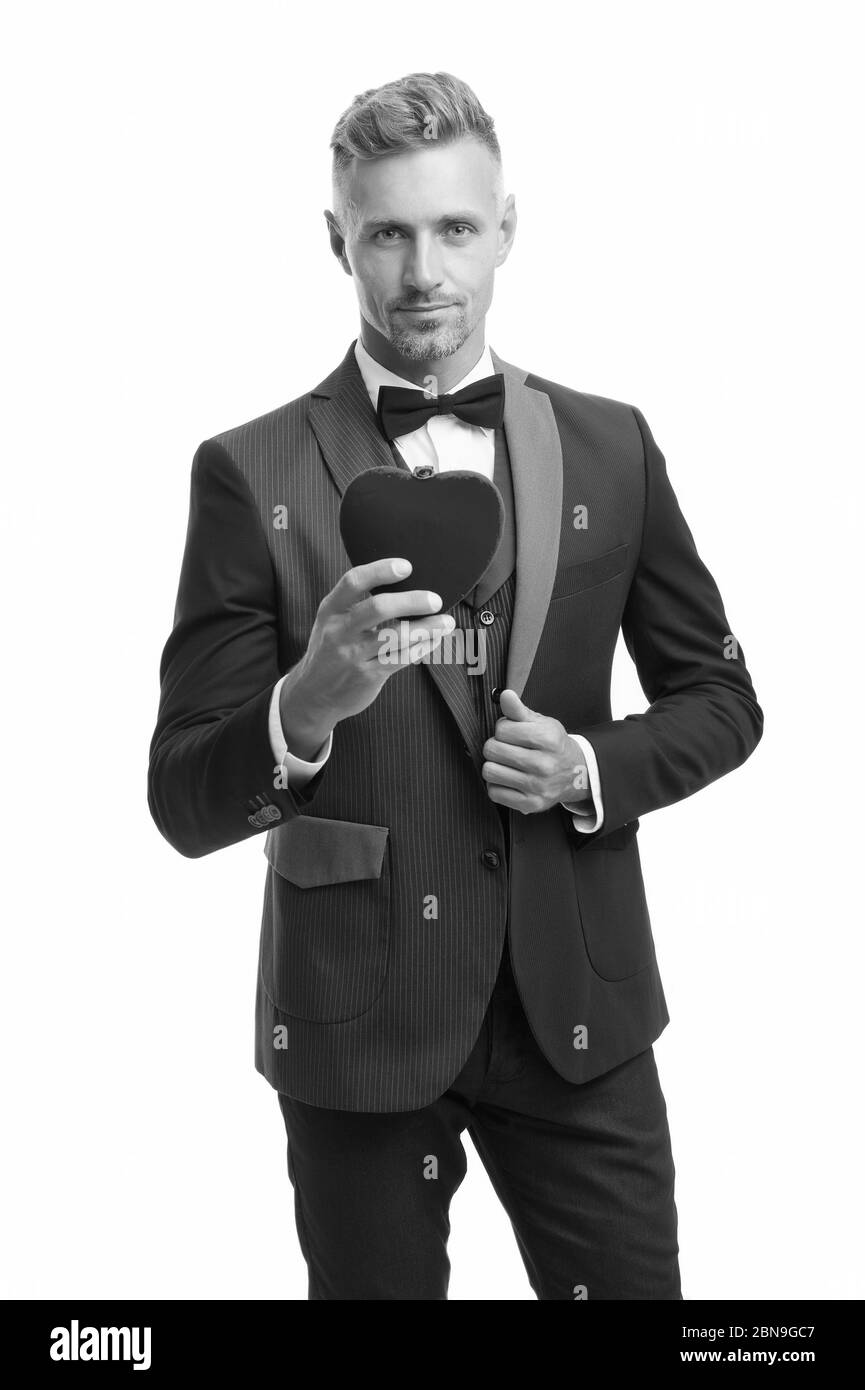 Für romantische Datum bereit. Besonderen Anlass am Abend. Elegante zuversichtlich Mann isoliert auf Weiss. Geschäftsmann formale Outfit. Liebe Symbol am Valentines Tag. tuxedo Mann rot valentines Herz. Stockfoto