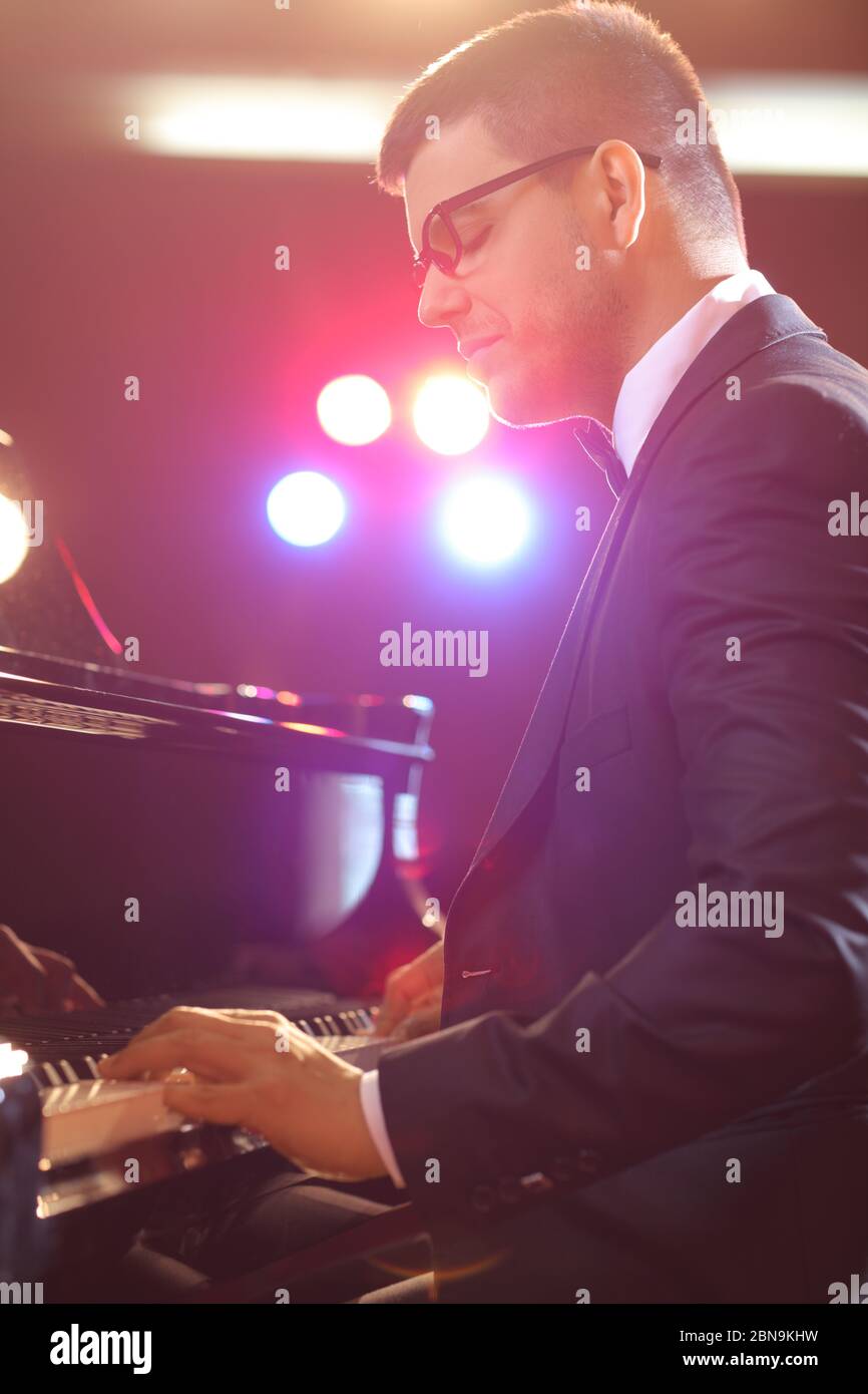Männlicher Pianist spielt auf einem Konzert Stockfoto