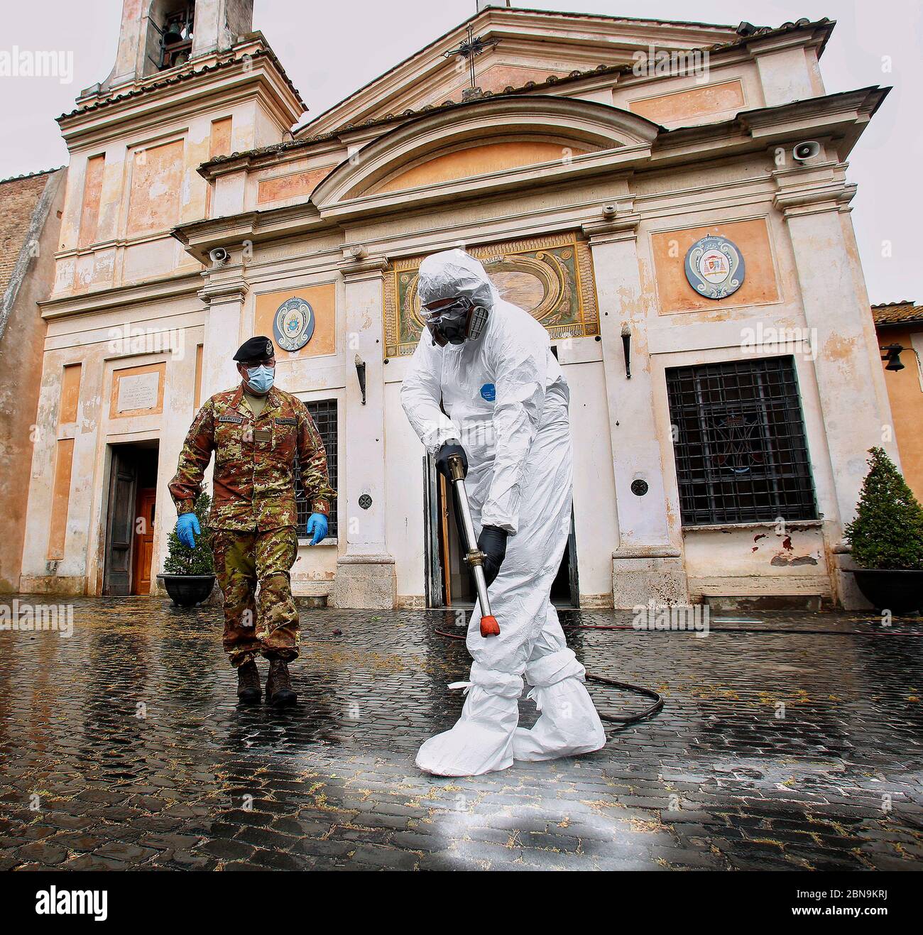 Roma, Italien. Mai 2020. Sanitär der alten Kirche des Divino Amore Sanktuarium Roma 13. Mai 2020. Aufgrund der nächsten Wiedereröffnung der religiösen Feiern, die am 18. Mai geplant sind, hat die italienische Armee zusammen mit den Gemeindebetreibern auf besonderen Wunsch des Vikariats Rom Begann heute die Sanitäranlagen der externen und internen Bereiche der Kapitolinischen Kirchen durch ihre spezialisierten Teams in den Bereichen Chemie, Biologie, Radiologie und Nuklearforschung (CBRN). Foto Samantha Zucchi Insidefoto Quelle: Insidefoto srl/Alamy Live News Stockfoto