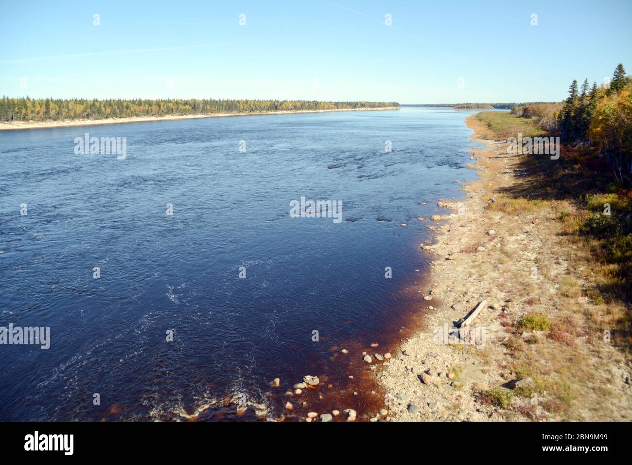 Der Moose River, der nördlich in James Bay fließt, in der Nähe der indigenen Cree Städte Moosonee und Moose Factory, im Norden von Ontario, Kanada. Stockfoto