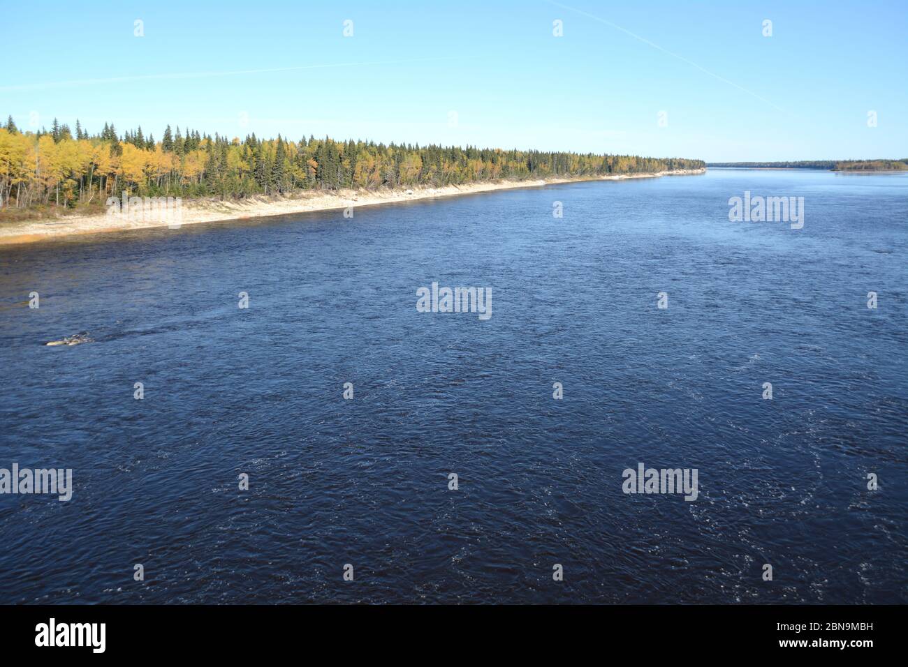 Der Moose River, der nördlich in James Bay fließt, in der Nähe der indigenen Cree Städte Moosonee und Moose Factory, im Norden von Ontario, Kanada. Stockfoto