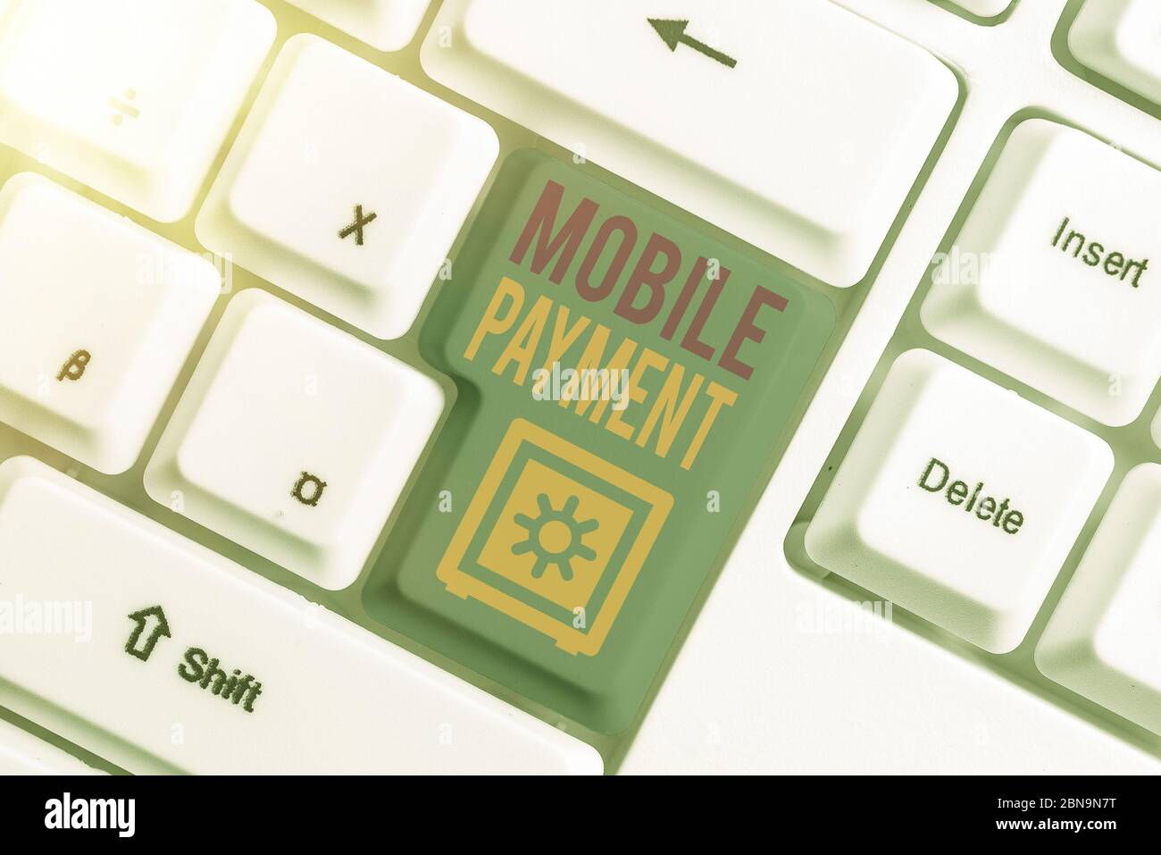 Schreibnotiz mit Mobile Payment. Geschäftskonzept für bargeldlose Zahlung durch tragbare elektronische Geräte Stockfoto