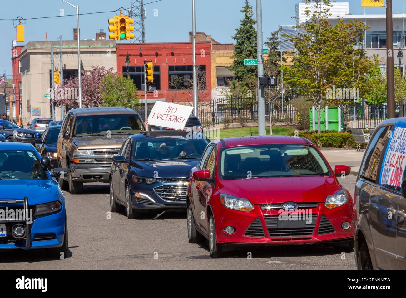 Detroit, Michigan, USA. Mai 2020. Ein Autokarawane passiert das Bürogebäude des Staates Michigan und fordert, dass Zwangsräumungen und Zwangsvollstreckungen während der Coronavirus-Pandemie gestoppt werden. Gov. Gretchen Whitmers Befehl zum Verbot von Räumungen endet am 15. Mai. Mitglieder der Detroit Eviction Defense wollen, dass bis 60 Tage nach dem Ausnahmezustand endet verlängert. Kredit: Jim West/Alamy Live News Stockfoto