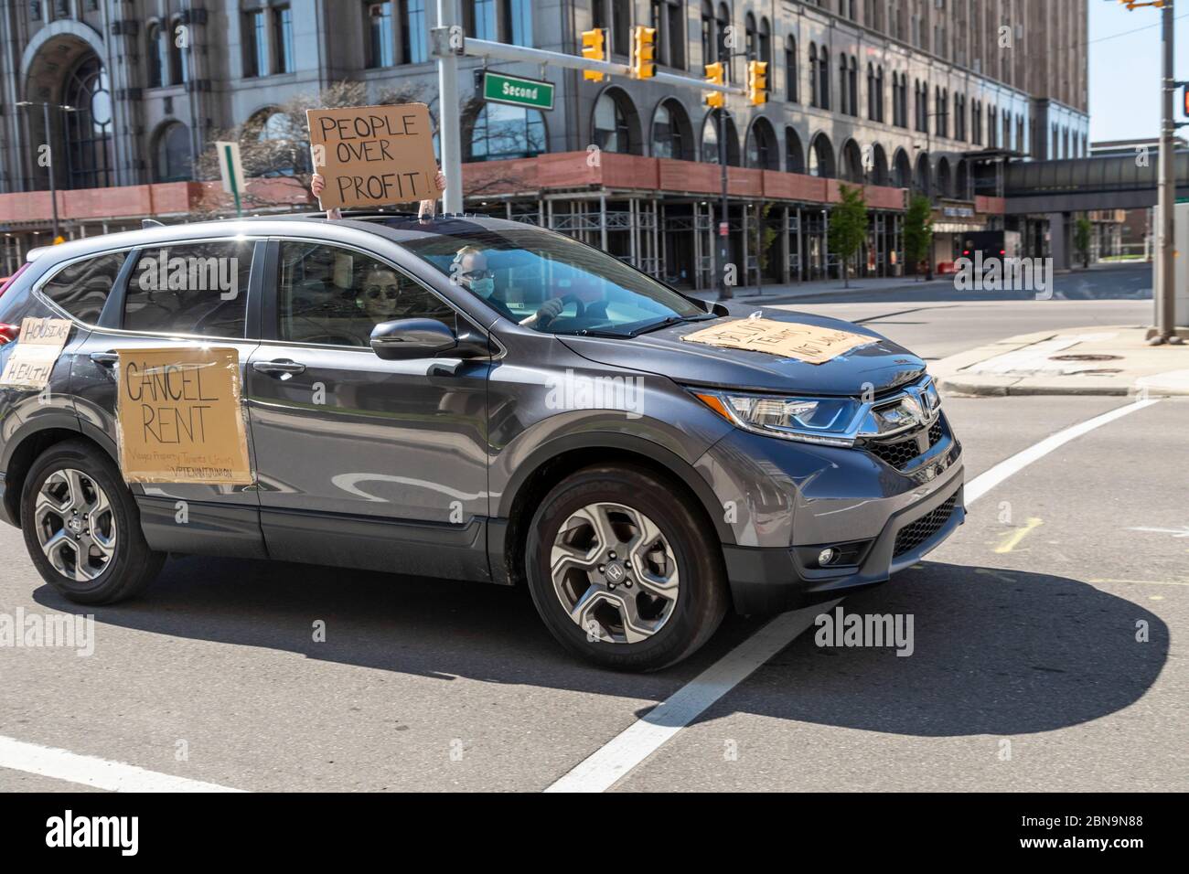 Detroit, Michigan, USA. Mai 2020. Ein Autokarawane passiert das Bürogebäude des Staates Michigan und fordert, dass Zwangsräumungen und Zwangsvollstreckungen während der Coronavirus-Pandemie gestoppt werden. Gov. Gretchen Whitmers Befehl zum Verbot von Räumungen endet am 15. Mai. Mitglieder der Detroit Eviction Defense wollen, dass bis 60 Tage nach dem Ausnahmezustand endet verlängert. Kredit: Jim West/Alamy Live News Stockfoto