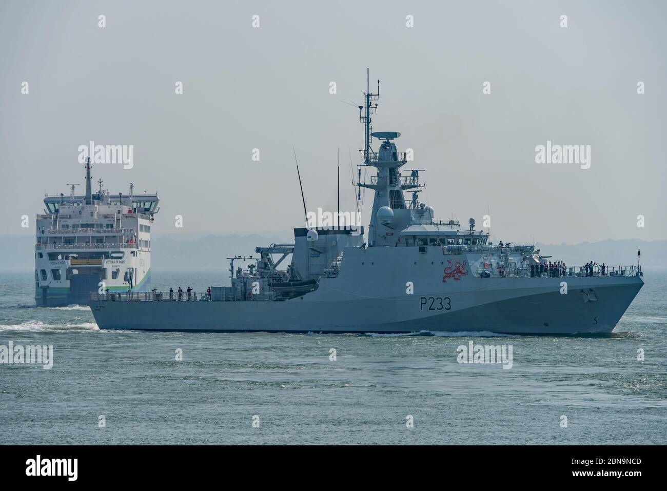 Das Royal Navy Batch 2 River Class Patrouillenschiff HMS Tamar (P233) kommt am Nachmittag des 7. Mai 2020 in Portsmouth, UK an. Stockfoto