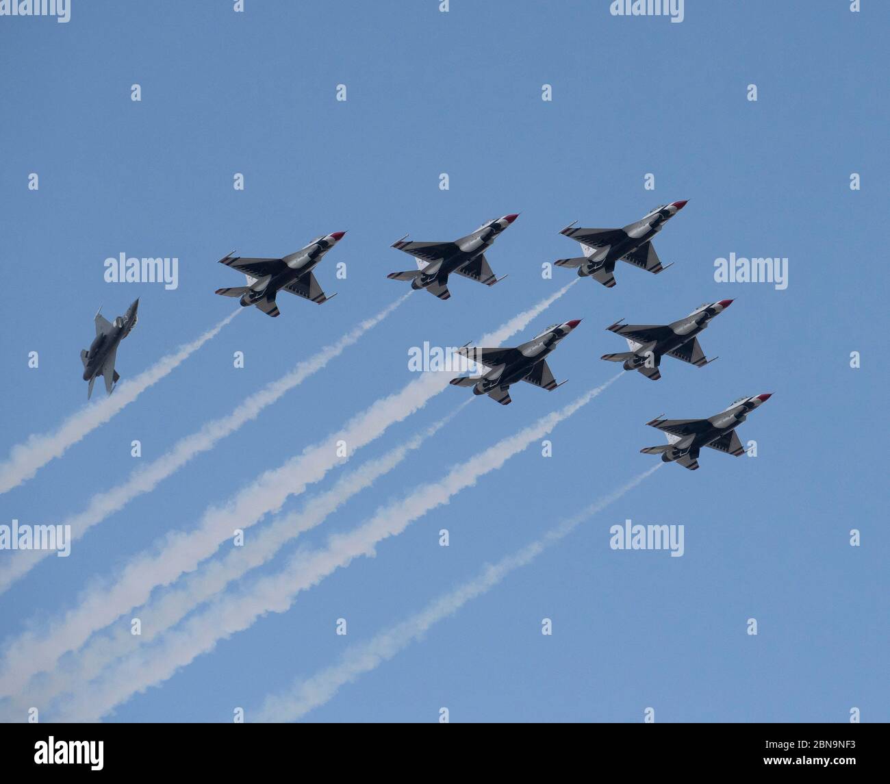 Die US Air Force Thunderbirds fliegen in Formation über die Innenstadt von Austin, um Ersthelfer, medizinische Mitarbeiter, Angehörige des Militärs und andere wichtige Arbeiter zu ehren, die sich mit der Coronavirus-Krise als Teil der "Operation American Strong"-Mission des Pentagon auseinandersetzen. Stockfoto Die US Air Force Thunderbirds fliegen in Formation über die Innenstadt von Austin, um Ersthelfer, medizinische Mitarbeiter, Angehörige des Militärs und andere wichtige Arbeiter zu ehren, die sich mit der Coronavirus-Krise als Teil der "Operation American Strong"-Mission des Pentagon auseinandersetzen. Stockfoto