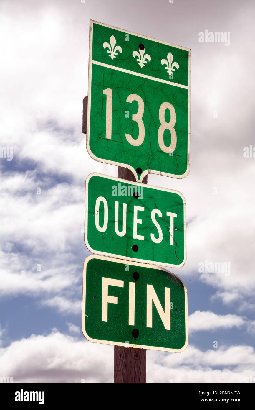 Ein französischsprachiges Straßenschild an der Endstation des Highway 138 im Dorf Old Fort, in der abgelegenen Lower North Shore Region von Quebec, Kanada. Stockfoto