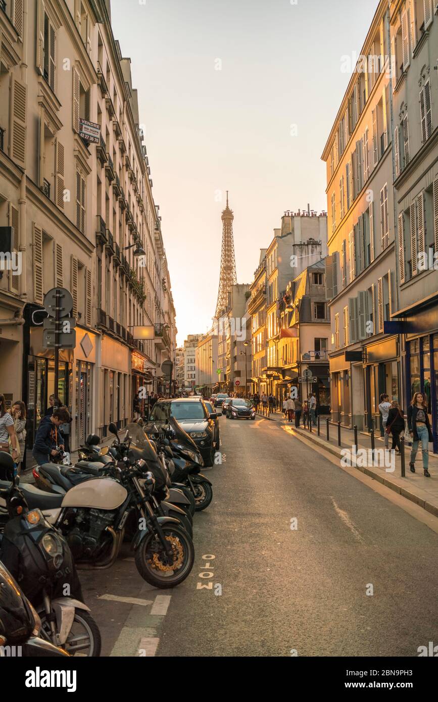 Eiffelturm vom quartier latin 'Rue de l'UniversitÃ©' bei Sonnenuntergang Stockfoto
