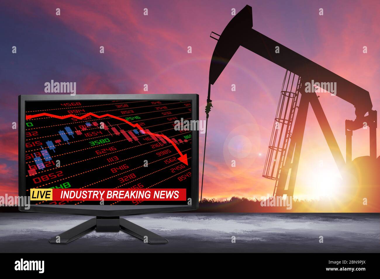 Live-Öl-Industrie Nachrichten auf TV-Bildschirm mit Aktien und Finanzindikatoren zeigen energiebezogene Industrie in der Krise durch Covid-19 Coronavirus Stockfoto