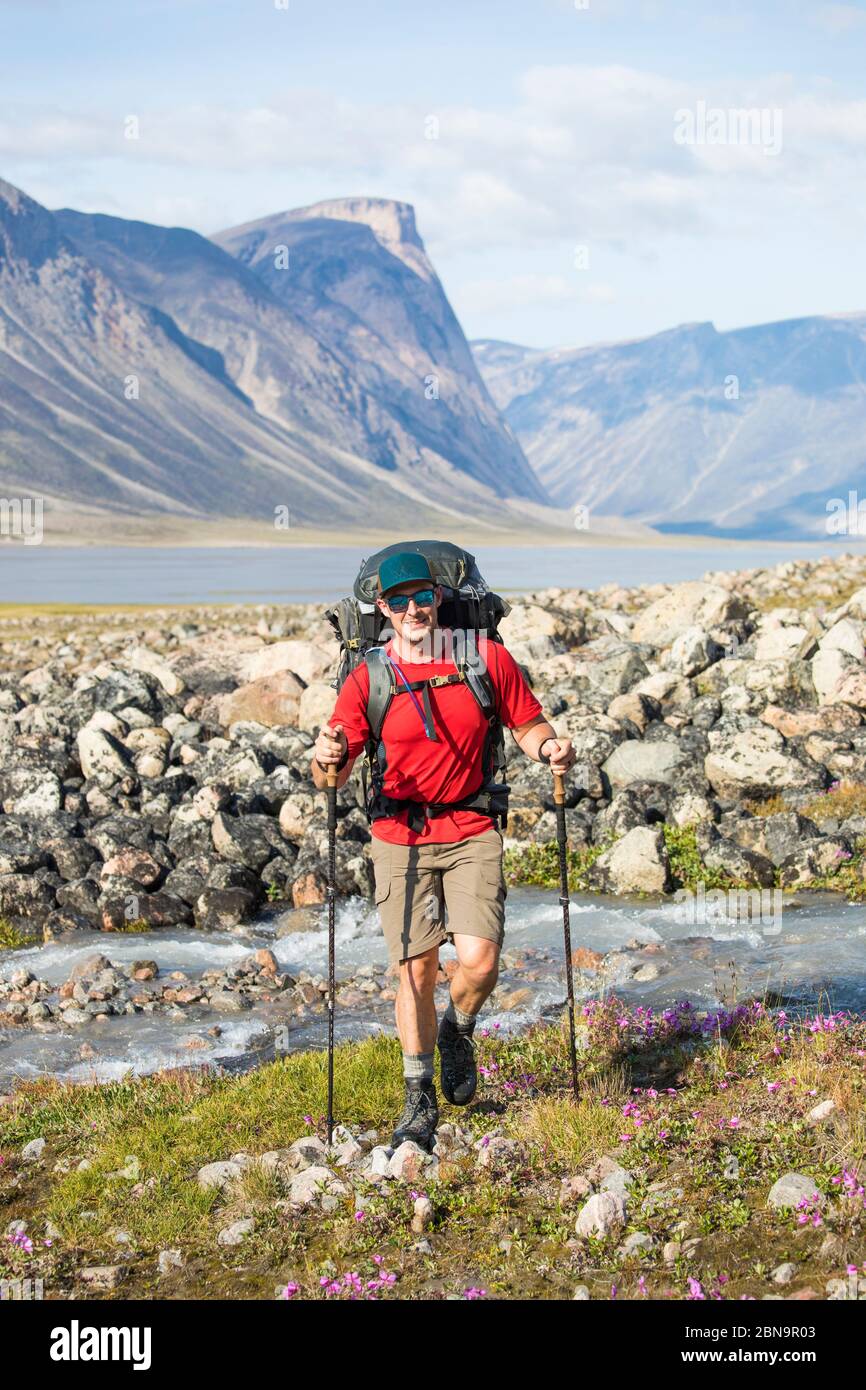 Mann mit dem Rucksack durch den Akshayak Pass Stockfoto