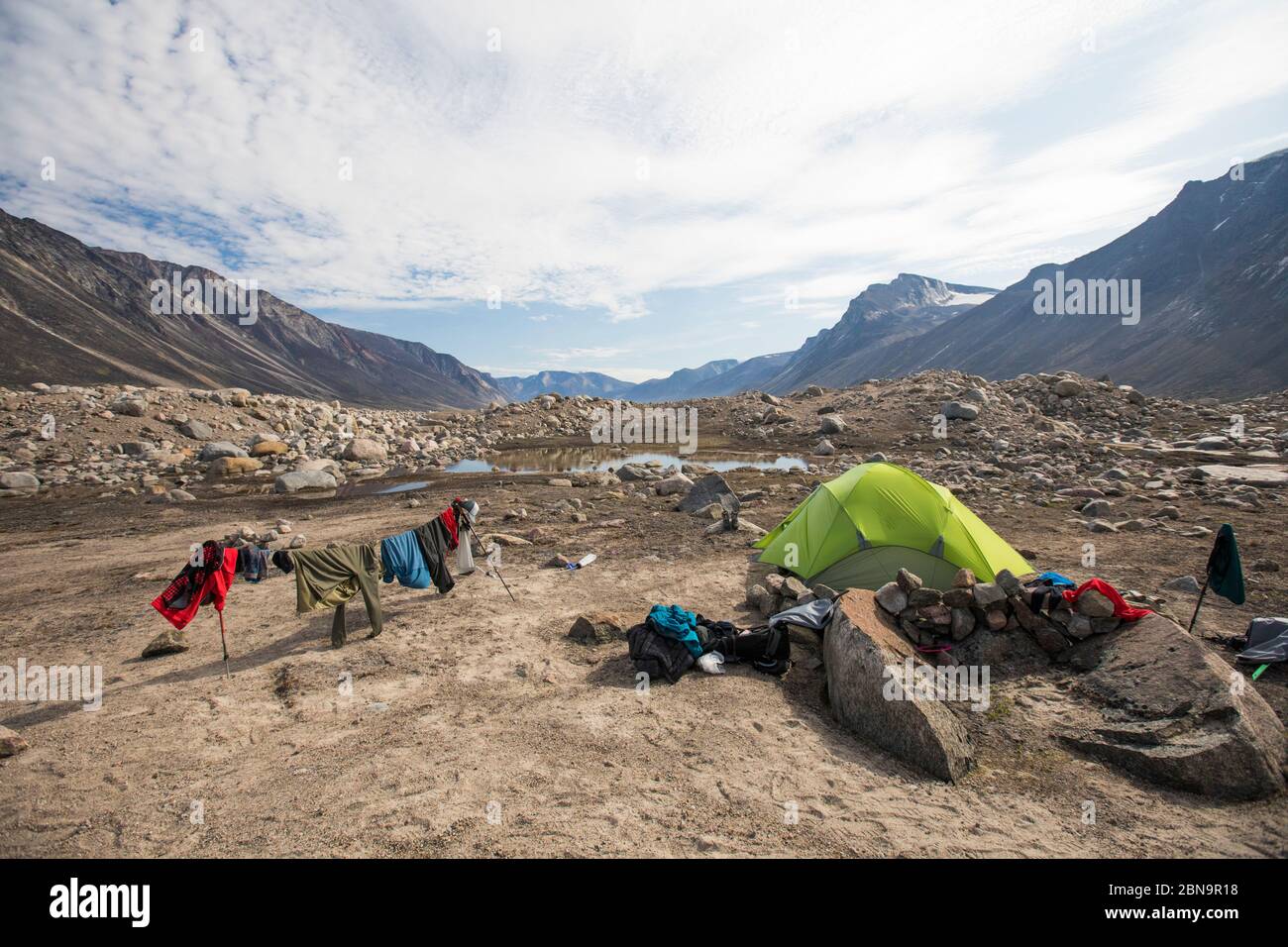 Campingplatz auf einer Moräne im Akshayak Pass, Kanada. Stockfoto