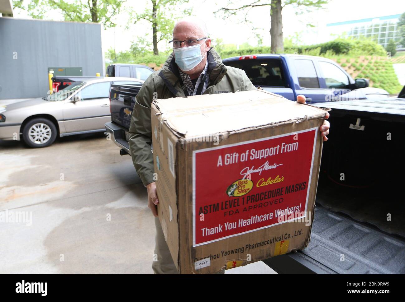 Chesterfield, Usa. Mai 2020. Bass Pro Shops Marketing Manager David Smith, trägt eine Schachtel gespendeter Gesichtsmasken in Mercy Health in Chesterfield, Missouri am Mittwoch, 13. Mai 2020. Das Unternehmen spendet bundesweit eine Million FDA-zugelassene ASTM Level 1 Procedure Face Masks an medizinische Mitarbeiter und Ersthelfer, die an der Front des COVID-19 arbeiten. Mercy Hospital St. Louis und SSM Health erhalten 12,000 Gesichtsmasken. Foto von Bill Greenblatt/UPI Quelle: UPI/Alamy Live News Stockfoto