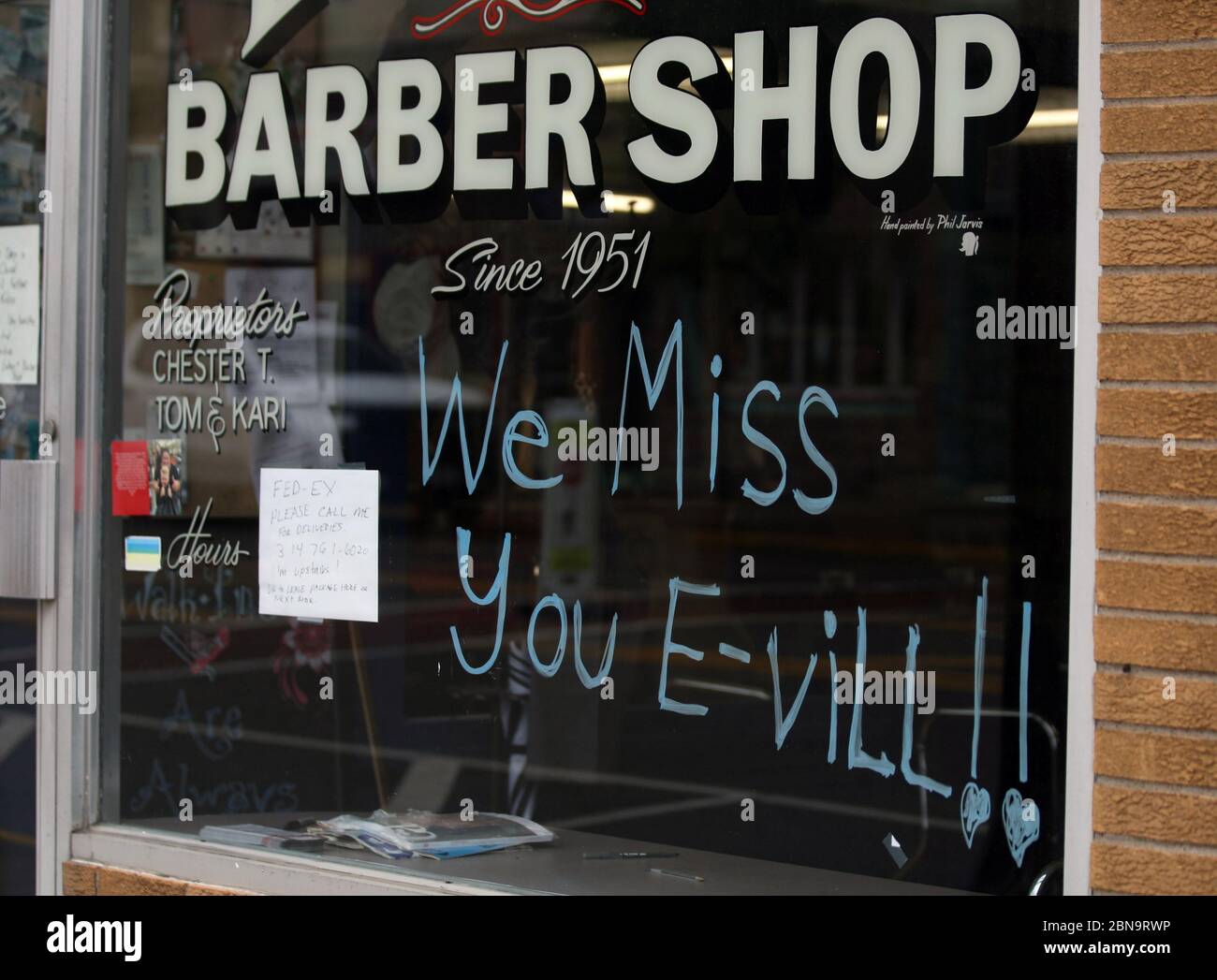 Edwardsville, Usa. Mai 2020. Am Mittwoch, den 13. Mai 2020, steht auf dem Vorderfenster von Eaker's Barber Shop in Edwardsville, Illinois, eine Nachricht mit dem Titel „We Miss You Edwardsville“. Madison County Vorstandsmitglieder haben vereinbart, den Landkreis wieder zu öffnen, offiziell gegen Illinois Gov gehen. J. B. Pritzkers landesweiter Aufenthalt zu Hause bestellen. Nur wenige Geschäfte hatten am 13. Mai 2020 eröffnet, da Inhaber möglicherweise mit ihren eigenen Anwälten überprüfen, bevor sie ihre Türen wieder öffnen. Foto von Bill Greenblatt/UPI Quelle: UPI/Alamy Live News Stockfoto