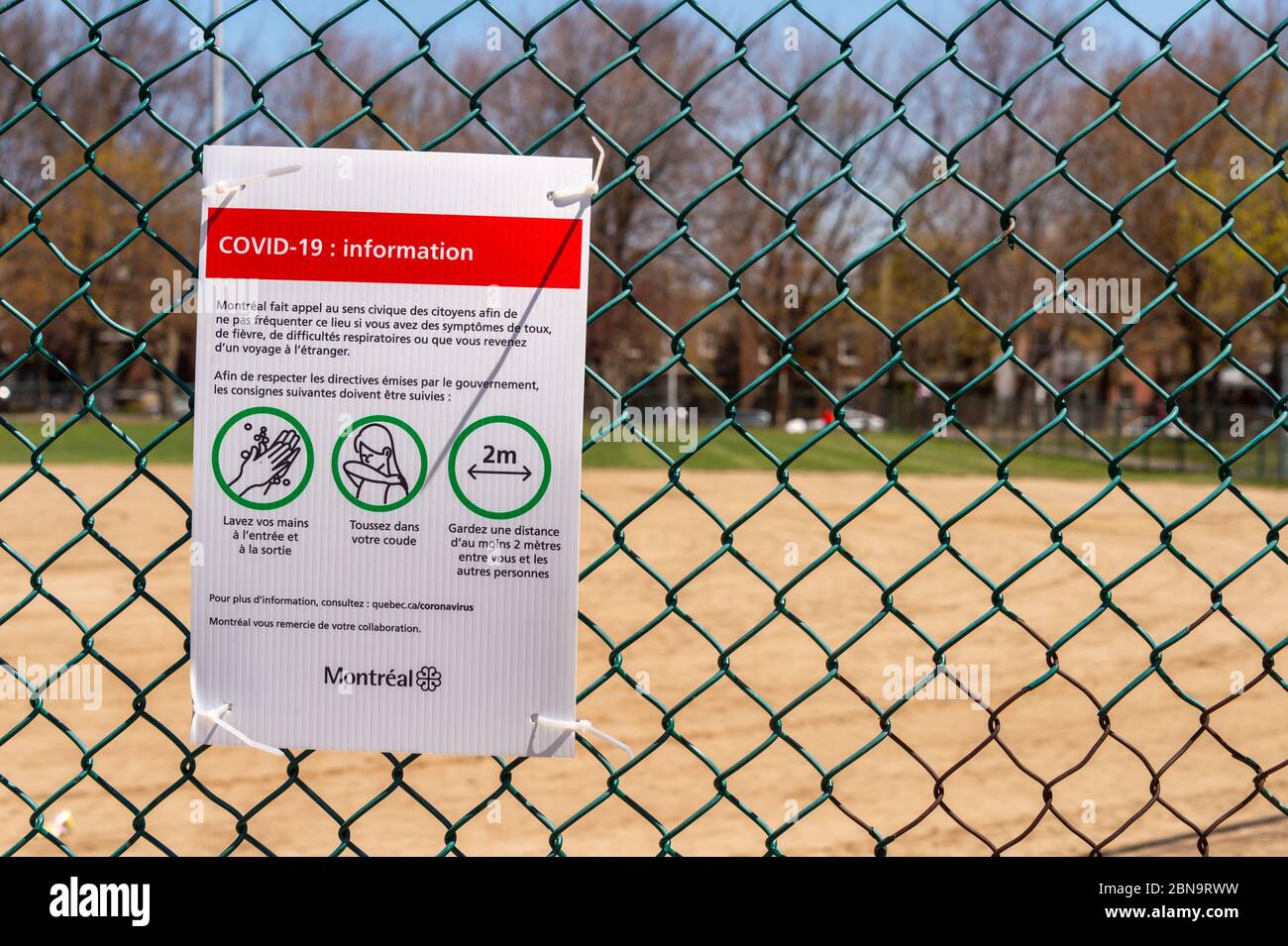 Montreal, CA - 13 Mai 2020 : Schild mit französischen Covid-19 Sicherheitsrichtlinien im Laurier Park Stockfoto