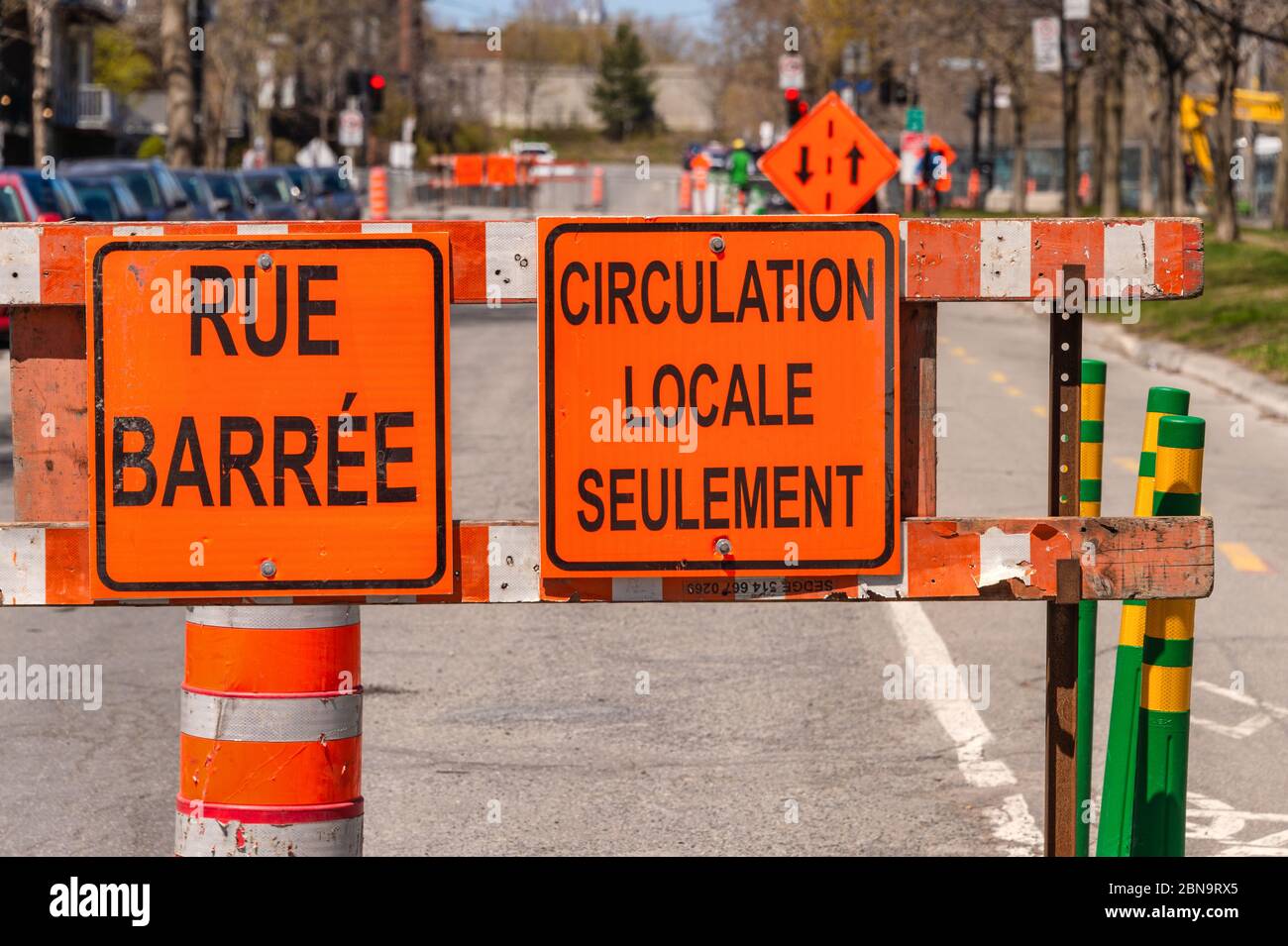 Montreal, Kanada - 13. Mai 2020: Baustelle in der Mentana Street. Schilder mit der Bedeutung 'Rue Barree' und Ortsverkehr nur auf französisch Stockfoto