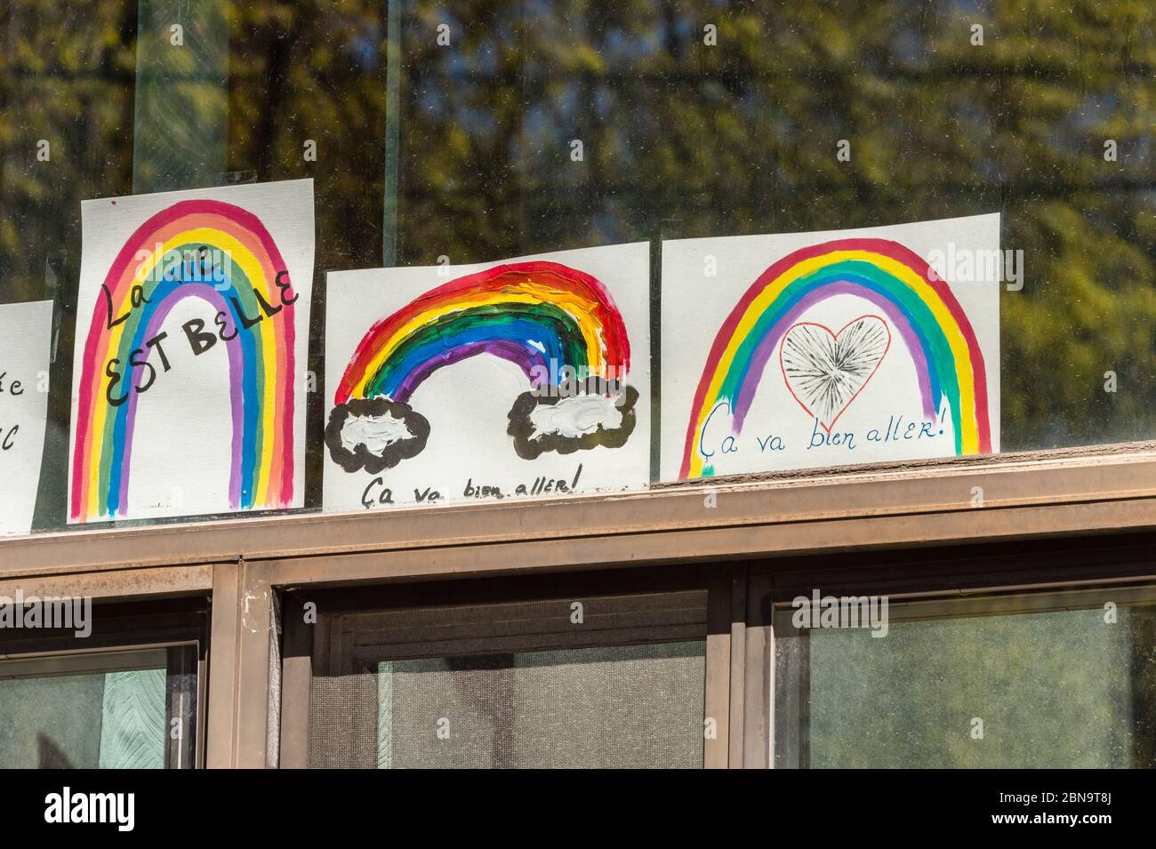 Montreal, CA - 13. Mai 2020: Ca va bien aller (es wird okay sein) Botschaften und Regenbogenzeichnungen auf einem Balkon während der Pandemie von Covid 19 Stockfoto