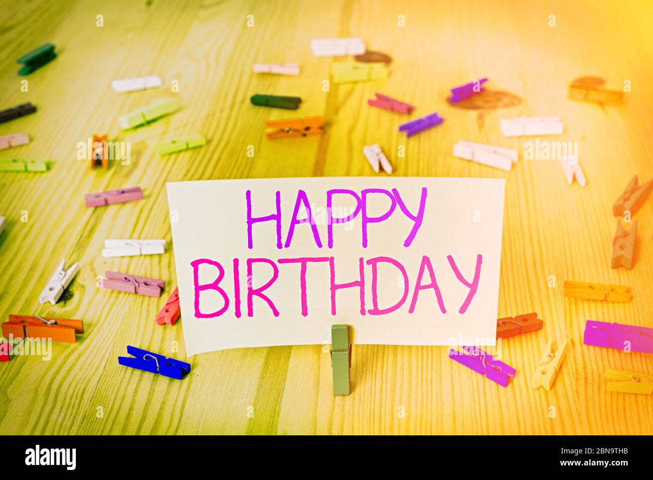 Textschild mit Happy Birthday. Geschäftsfoto, das das Geburtsjubiläum eines Individuums zeigt, wird mit Geschenken gefeiert Stockfoto