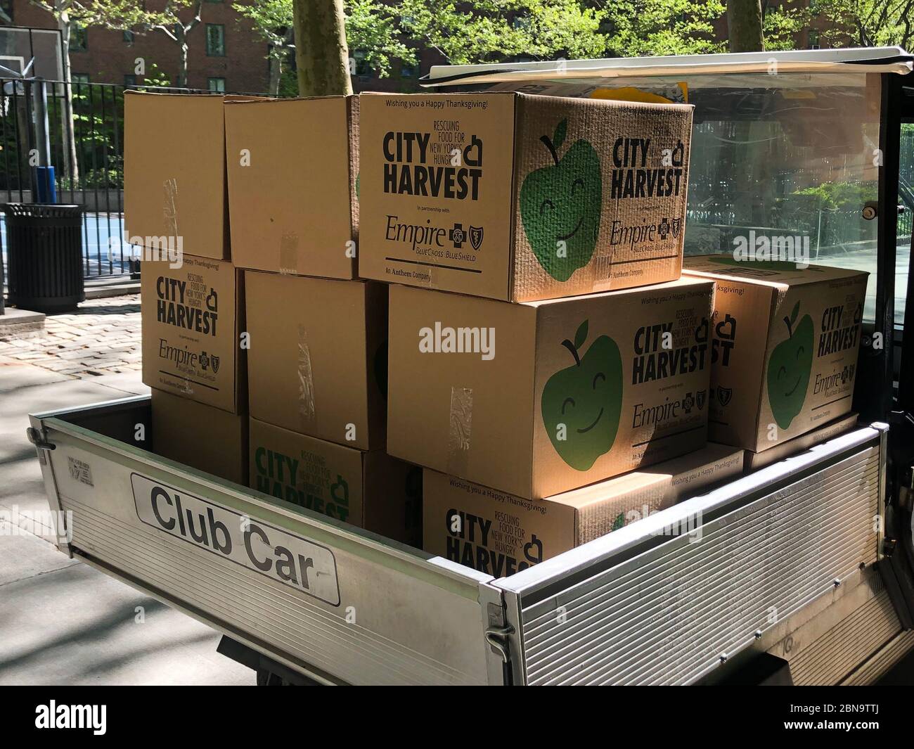 New York, Usa. Mai 2020. Die Mahlzeiten von City Harvest werden am 13. Mai 2020 in Manhattan geliefert. City Harvest, der von Gouverneur Cuomo als unverzichtbarer Dienst bezeichnet wird, ist die private Antwort von New York City auf den Hunger und die größte Lebensmittelrettungsorganisation, die sich mobilisiert hat, um New Yorkern während der COVID-19-Pandemie zu helfen. (Foto von Samuel Rigelhaupt/Sipa USA ) Quelle: SIPA USA/Alamy Live News Stockfoto