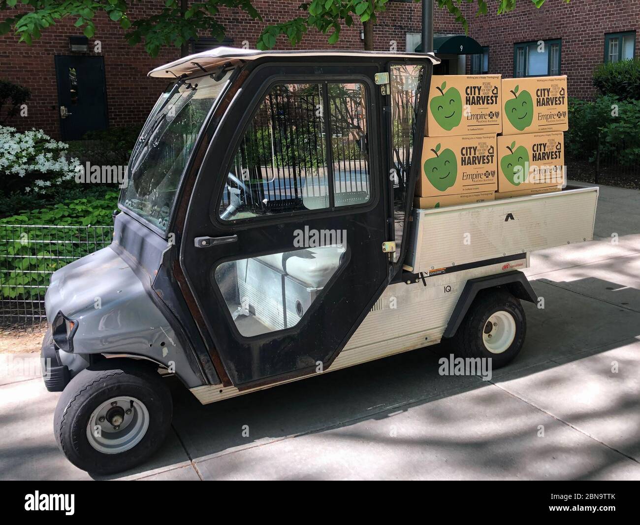 New York, Usa. Mai 2020. Die Mahlzeiten von City Harvest werden am 13. Mai 2020 in Manhattan geliefert. City Harvest, der von Gouverneur Cuomo als unverzichtbarer Dienst bezeichnet wird, ist die private Antwort von New York City auf den Hunger und die größte Lebensmittelrettungsorganisation, die sich mobilisiert hat, um New Yorkern während der COVID-19-Pandemie zu helfen. (Foto von Samuel Rigelhaupt/Sipa USA ) Quelle: SIPA USA/Alamy Live News Stockfoto