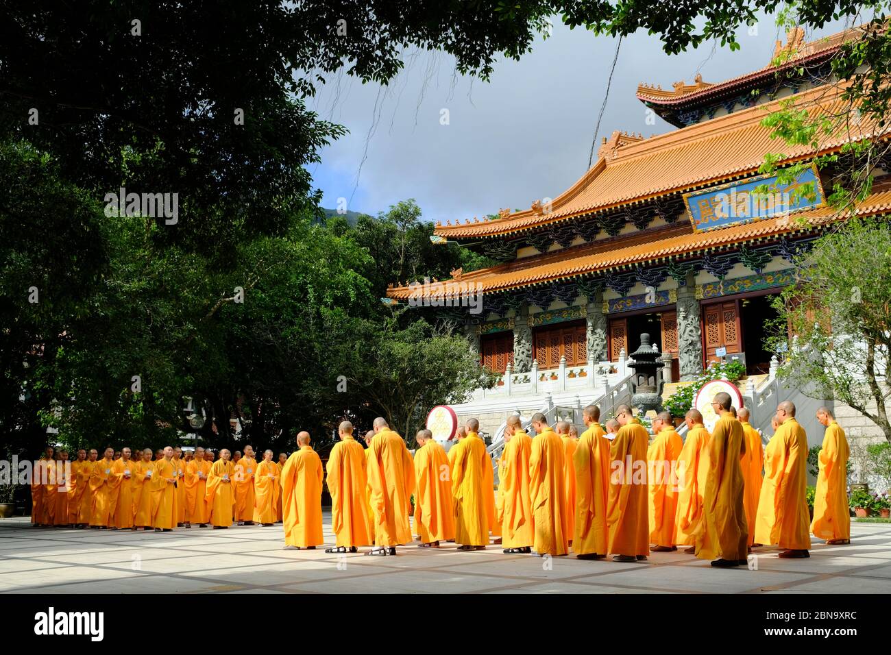 Hong Kong China - Po Lin Kloster Hauptplatz mit Mönchen Stockfoto